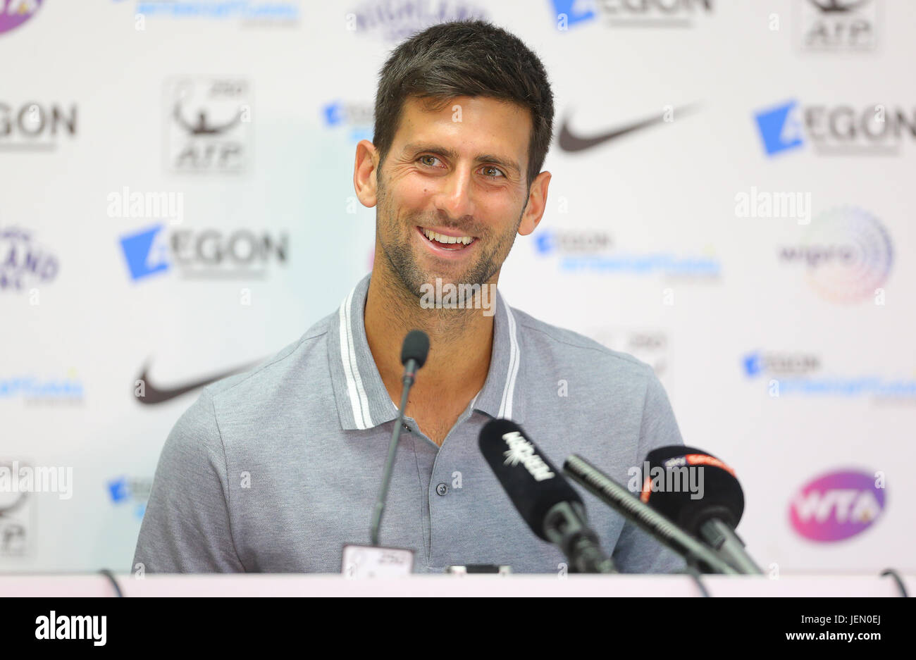 Eastbourne, Regno Unito. Il 26 giugno, 2017. Novak Djokovic di Serbia colloqui nel corso di una conferenza stampa durante il giorno due di Aegon International Eastbourne il 26 giugno 2017 a Eastbourne, Inghilterra Credito: Paolo Terry foto/Alamy Live News Foto Stock