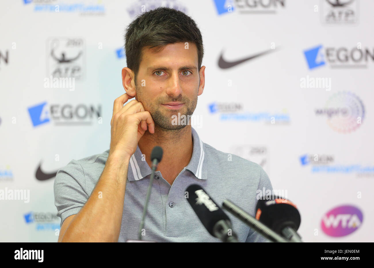 Eastbourne, Regno Unito. Il 26 giugno, 2017. Novak Djokovic di Serbia colloqui nel corso di una conferenza stampa durante il giorno due di Aegon International Eastbourne il 26 giugno 2017 a Eastbourne, Inghilterra Credito: Paolo Terry foto/Alamy Live News Foto Stock