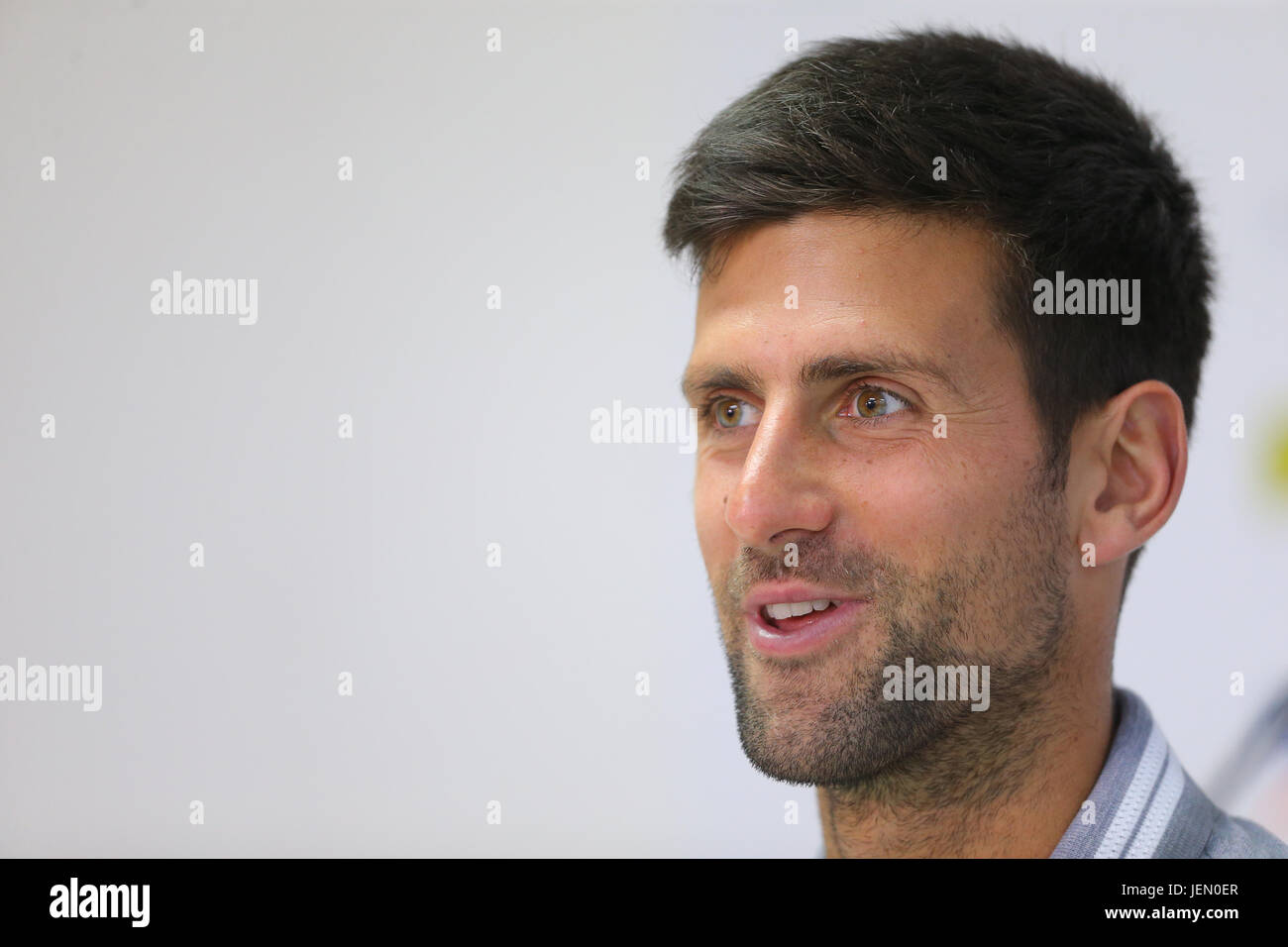 Eastbourne, Regno Unito. Il 26 giugno, 2017. Novak Djokovic di Serbia colloqui nel corso di una conferenza stampa durante il giorno due di Aegon International Eastbourne il 26 giugno 2017 a Eastbourne, Inghilterra Credito: Paolo Terry foto/Alamy Live News Foto Stock