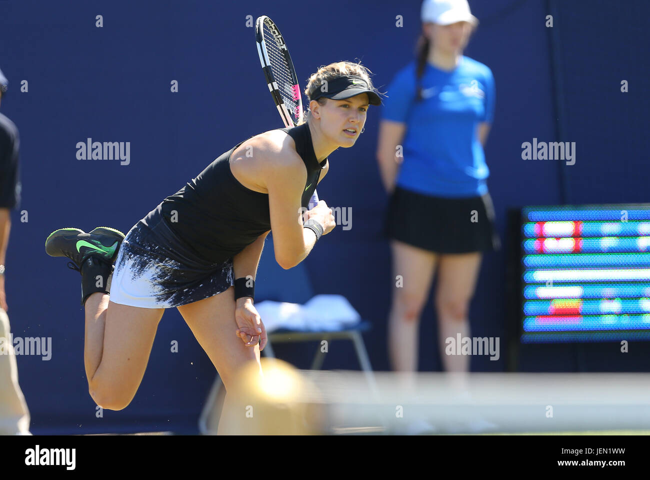 Eastbourne, Regno Unito. Il 26 giugno, 2017. Eugenie Bouchard del Canada in azione contro Barbora STRYCOVA della Repubblica ceca durante il giorno due di Aegon International Eastbourne il 26 giugno 2017 a Eastbourne, Inghilterra Credito: Paolo Terry foto/Alamy Live News Foto Stock