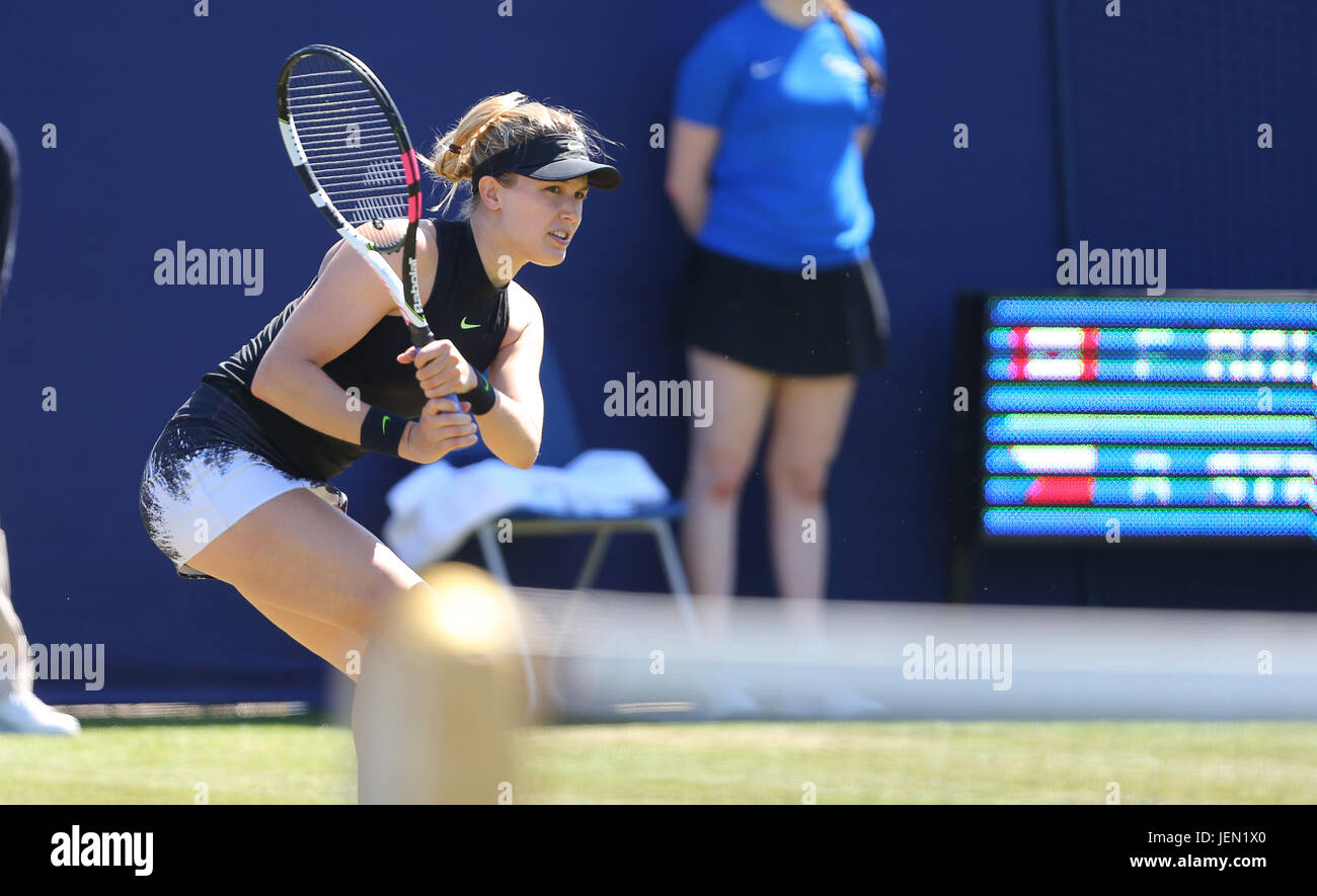 Eastbourne, Regno Unito. Il 26 giugno, 2017. Eugenie Bouchard del Canada in azione contro Barbora STRYCOVA della Repubblica ceca durante il giorno due di Aegon International Eastbourne il 26 giugno 2017 a Eastbourne, Inghilterra Credito: Paolo Terry foto/Alamy Live News Foto Stock