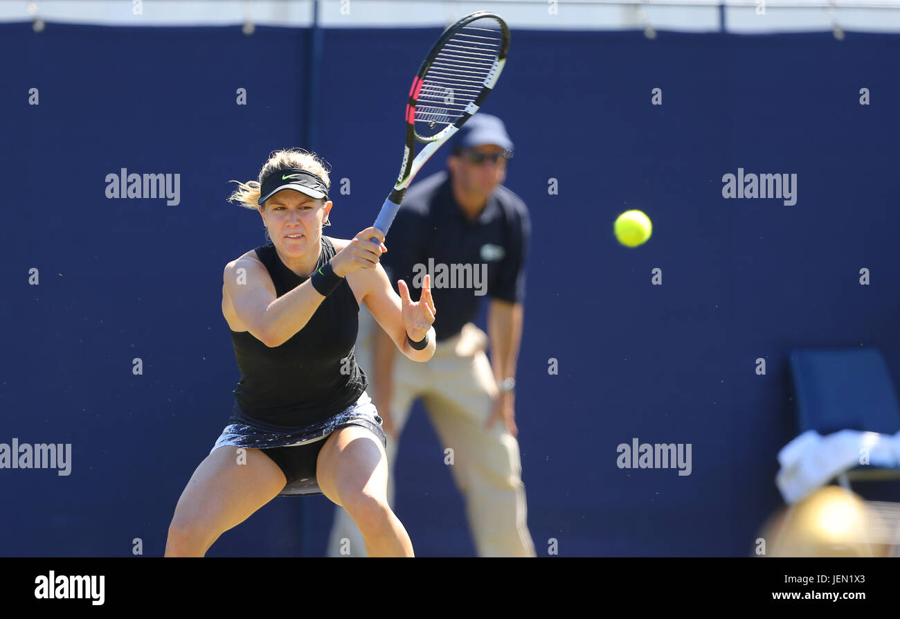 Eastbourne, Regno Unito. Il 26 giugno, 2017. Eugenie Bouchard del Canada in azione contro Barbora STRYCOVA della Repubblica ceca durante il giorno due di Aegon International Eastbourne il 26 giugno 2017 a Eastbourne, Inghilterra Credito: Paolo Terry foto/Alamy Live News Foto Stock