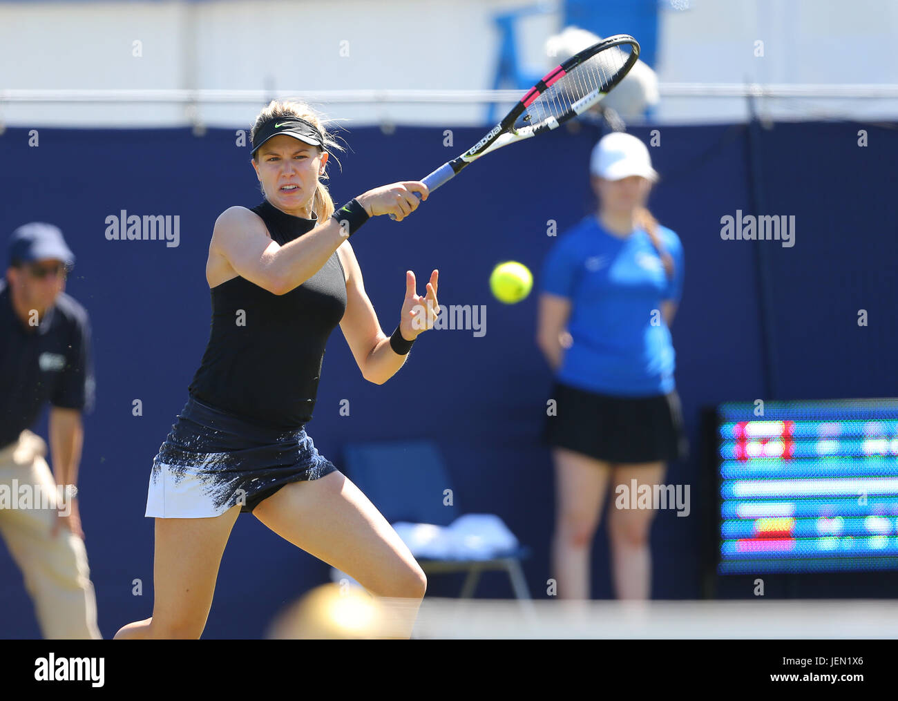 Eastbourne, Regno Unito. Il 26 giugno, 2017. Eugenie Bouchard del Canada in azione contro Barbora STRYCOVA della Repubblica ceca durante il giorno due di Aegon International Eastbourne il 26 giugno 2017 a Eastbourne, Inghilterra Credito: Paolo Terry foto/Alamy Live News Foto Stock