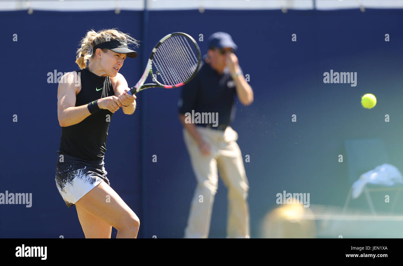 Eastbourne, Regno Unito. Il 26 giugno, 2017. Eugenie Bouchard del Canada in azione contro Barbora STRYCOVA della Repubblica ceca durante il giorno due di Aegon International Eastbourne il 26 giugno 2017 a Eastbourne, Inghilterra Credito: Paolo Terry foto/Alamy Live News Foto Stock