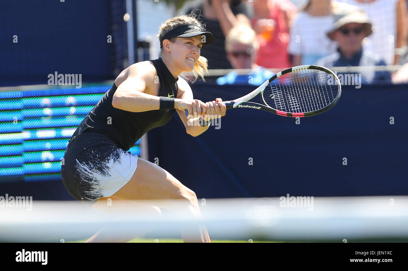 Eastbourne, Regno Unito. Il 26 giugno, 2017. Eugenie Bouchard del Canada in azione contro Barbora STRYCOVA della Repubblica ceca durante il giorno due di Aegon International Eastbourne il 26 giugno 2017 a Eastbourne, Inghilterra Credito: Paolo Terry foto/Alamy Live News Foto Stock