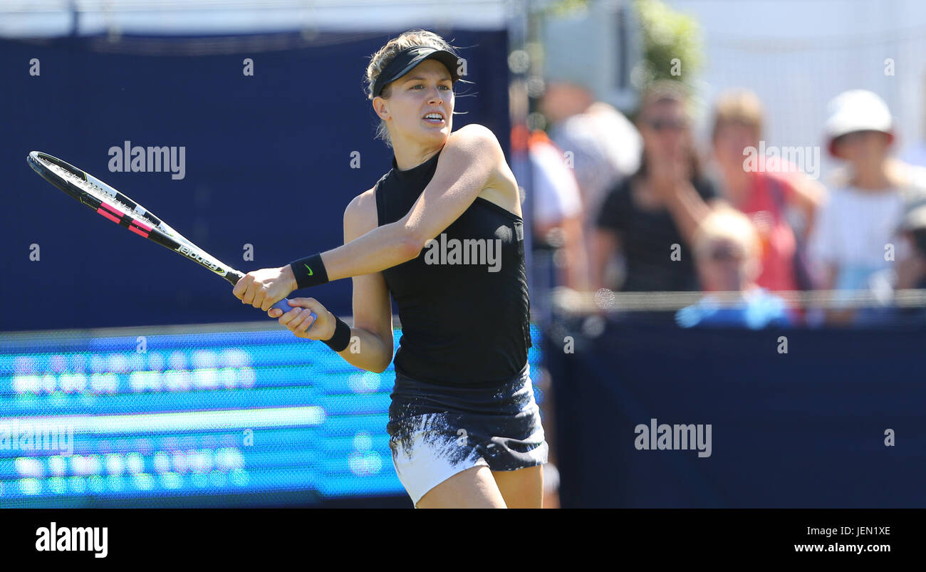 Eastbourne, Regno Unito. Il 26 giugno, 2017. Eugenie Bouchard del Canada in azione contro Barbora STRYCOVA della Repubblica ceca durante il giorno due di Aegon International Eastbourne il 26 giugno 2017 a Eastbourne, Inghilterra Credito: Paolo Terry foto/Alamy Live News Foto Stock