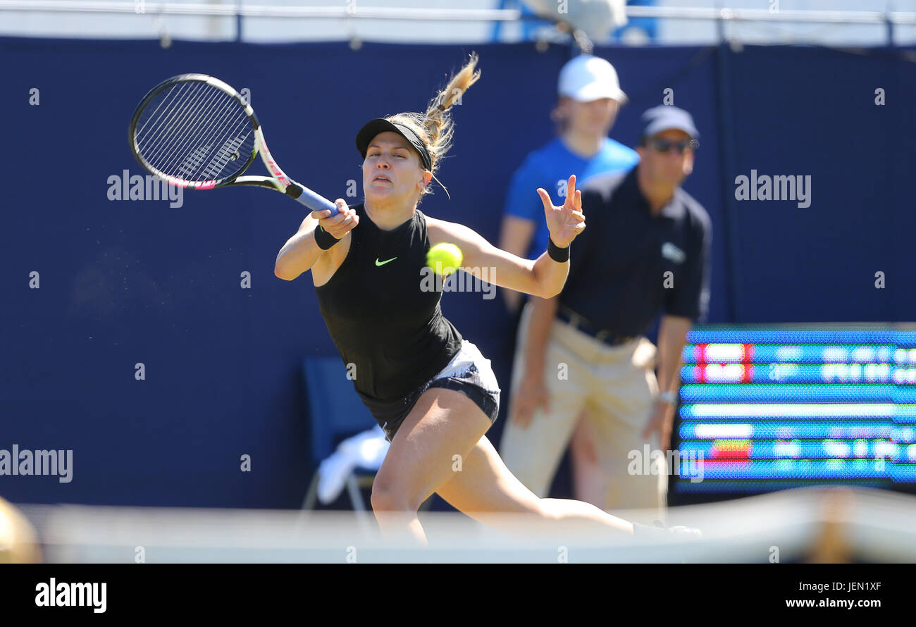 Eastbourne, Regno Unito. Il 26 giugno, 2017. Eugenie Bouchard del Canada in azione contro Barbora STRYCOVA della Repubblica ceca durante il giorno due di Aegon International Eastbourne il 26 giugno 2017 a Eastbourne, Inghilterra Credito: Paolo Terry foto/Alamy Live News Foto Stock