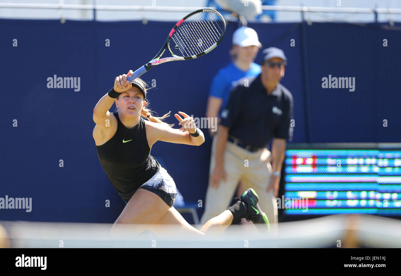 Eastbourne, Regno Unito. Il 26 giugno, 2017. Eugenie Bouchard del Canada in azione contro Barbora STRYCOVA della Repubblica ceca durante il giorno due di Aegon International Eastbourne il 26 giugno 2017 a Eastbourne, Inghilterra Credito: Paolo Terry foto/Alamy Live News Foto Stock