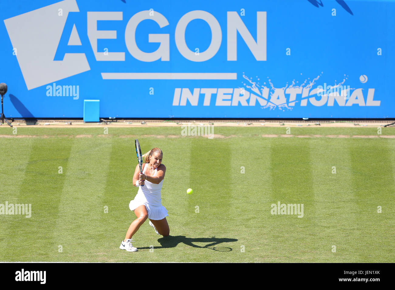 Eastbourne, Regno Unito. Il 26 giugno, 2017. Dominika Cibulkova della Slovacchia in azione contro Heather Watson di Gran Bretagna durante il giorno due di Aegon International Eastbourne il 26 giugno 2017 a Eastbourne, Inghilterra Credito: Paolo Terry foto/Alamy Live News Foto Stock