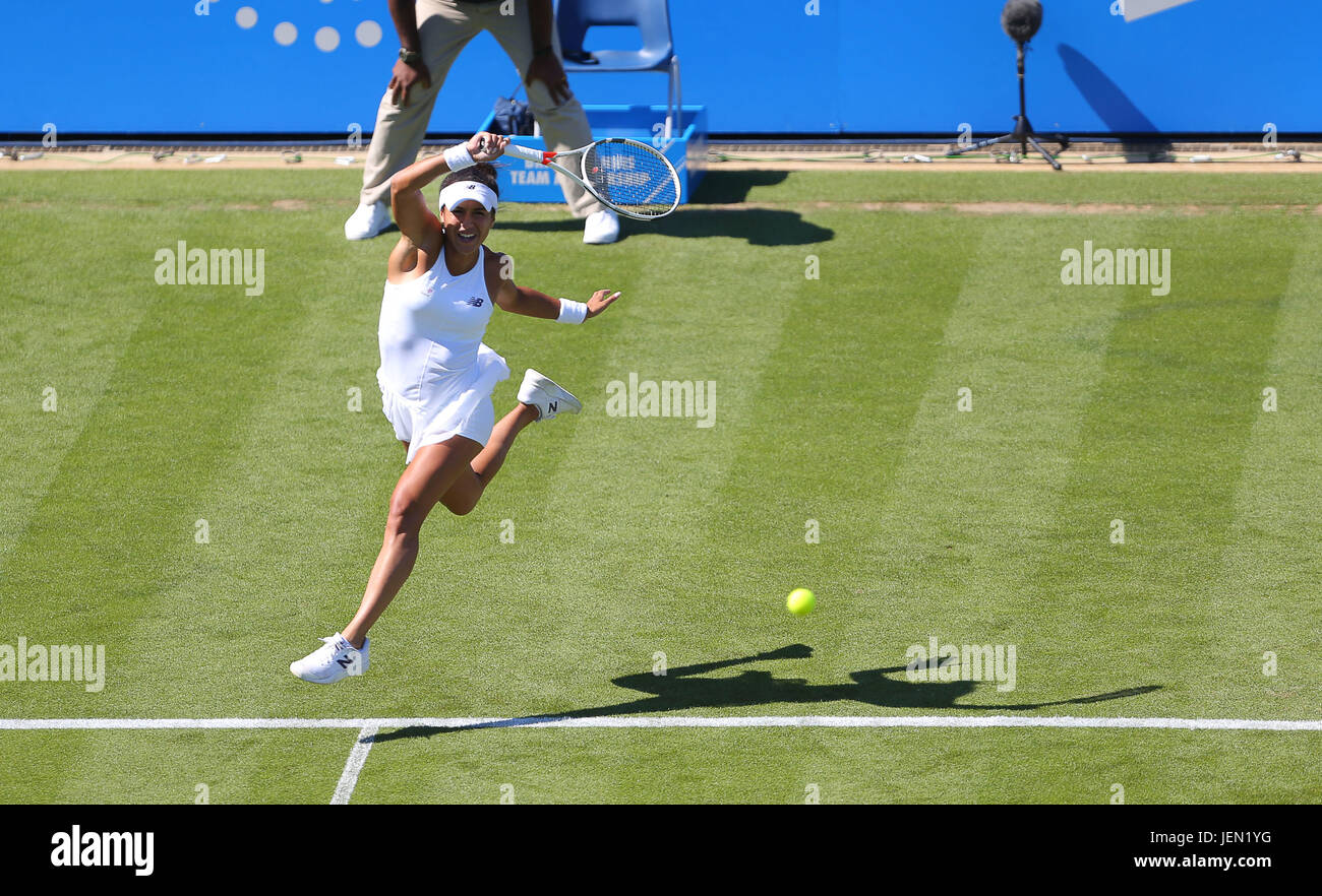 Eastbourne, Regno Unito. Il 26 giugno, 2017. Heather Watson di Gran Bretagna in azione contro Dominika Cibulkova della Slovacchia durante il giorno due di Aegon International Eastbourne il 26 giugno 2017 a Eastbourne, Inghilterra Credito: Paolo Terry foto/Alamy Live News Foto Stock