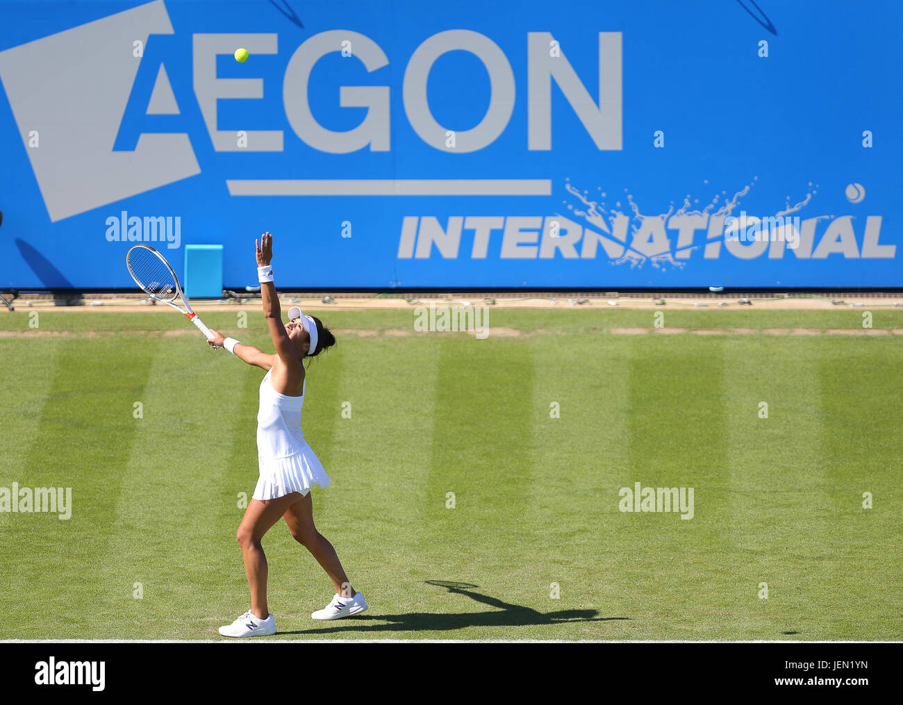 Eastbourne, Regno Unito. Il 26 giugno, 2017. Heather Watson di Gran Bretagna in azione contro Dominika Cibulkova della Slovacchia durante il giorno due di Aegon International Eastbourne il 26 giugno 2017 a Eastbourne, Inghilterra Credito: Paolo Terry foto/Alamy Live News Foto Stock