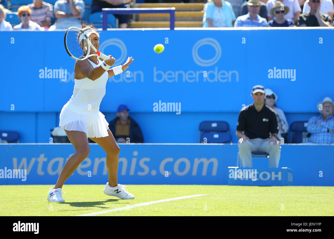 Eastbourne, Regno Unito. Il 26 giugno, 2017. Heather Watson di Gran Bretagna in azione contro Dominika Cibulkova della Slovacchia durante il giorno due di Aegon International Eastbourne il 26 giugno 2017 a Eastbourne, Inghilterra Credito: Paolo Terry foto/Alamy Live News Foto Stock