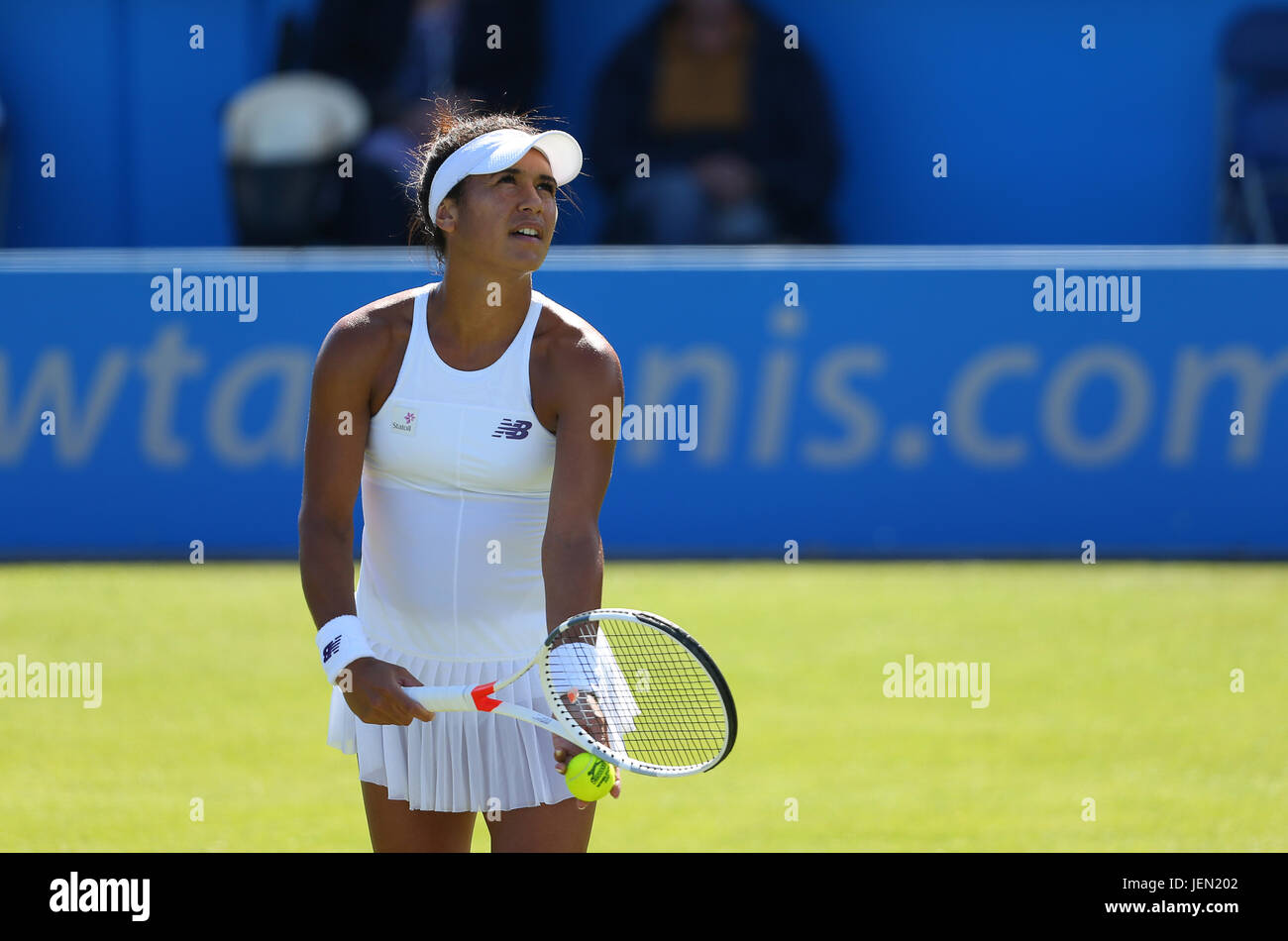 Eastbourne, Regno Unito. Il 26 giugno, 2017. Heather Watson di Gran Bretagna in azione contro Dominika Cibulkova della Slovacchia durante il giorno due di Aegon International Eastbourne il 26 giugno 2017 a Eastbourne, Inghilterra Credito: Paolo Terry foto/Alamy Live News Foto Stock