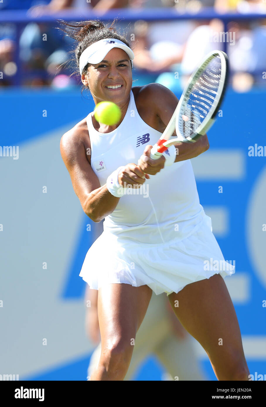 Eastbourne, Regno Unito. Il 26 giugno, 2017. Heather Watson di Gran Bretagna in azione contro Dominika Cibulkova della Slovacchia durante il giorno due di Aegon International Eastbourne il 26 giugno 2017 a Eastbourne, Inghilterra Credito: Paolo Terry foto/Alamy Live News Foto Stock