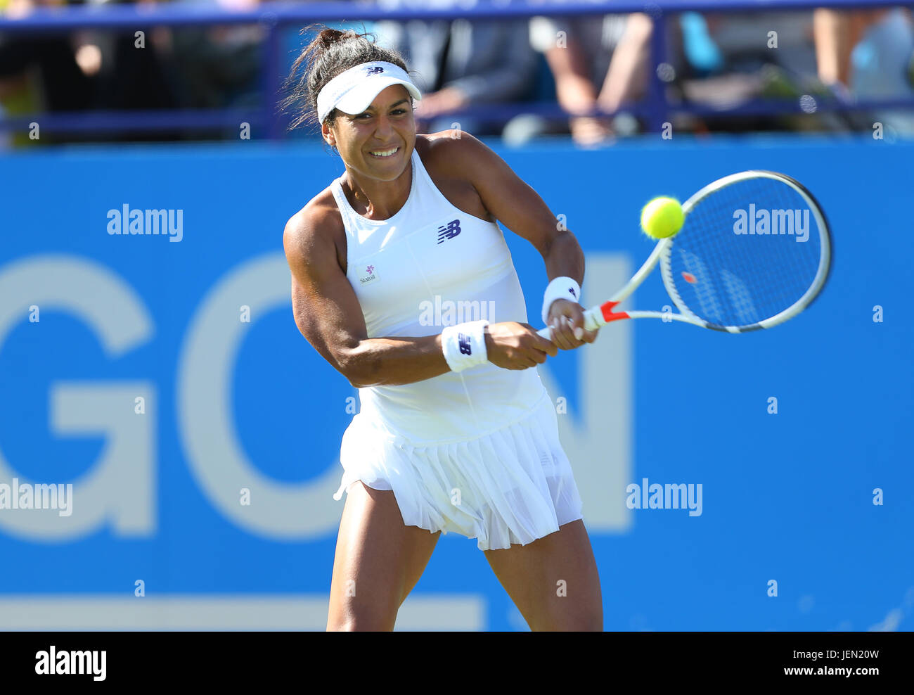 Eastbourne, Regno Unito. Il 26 giugno, 2017. Heather Watson di Gran Bretagna in azione contro Dominika Cibulkova della Slovacchia durante il giorno due di Aegon International Eastbourne il 26 giugno 2017 a Eastbourne, Inghilterra Credito: Paolo Terry foto/Alamy Live News Foto Stock
