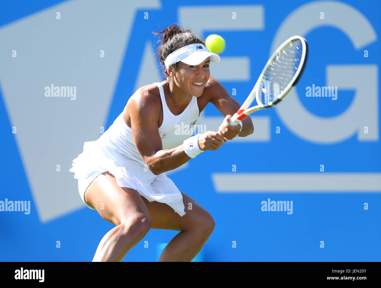 Eastbourne, Regno Unito. Il 26 giugno, 2017. Heather Watson di Gran Bretagna in azione contro Dominika Cibulkova della Slovacchia durante il giorno due di Aegon International Eastbourne il 26 giugno 2017 a Eastbourne, Inghilterra Credito: Paolo Terry foto/Alamy Live News Foto Stock
