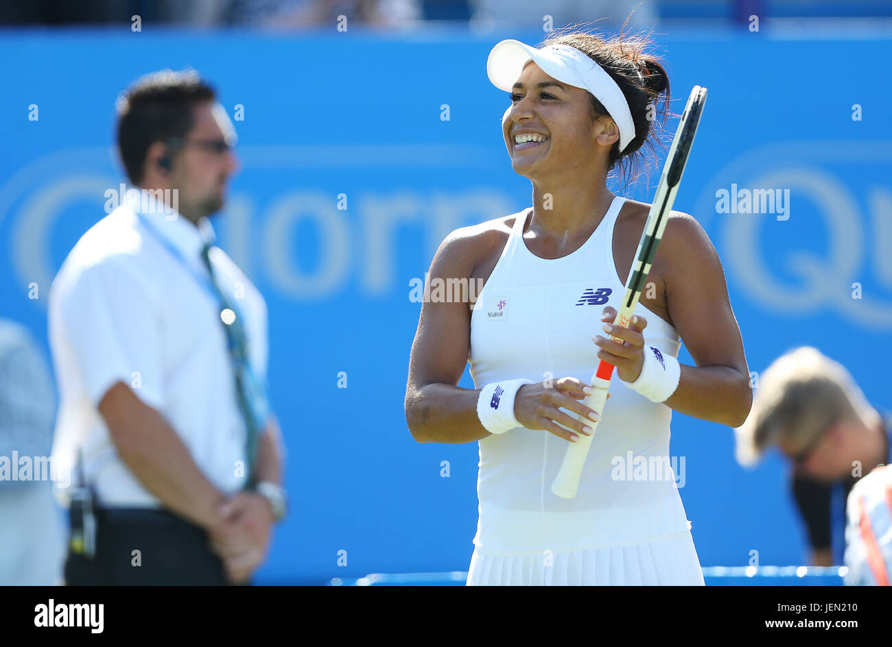 Eastbourne, Regno Unito. Il 26 giugno, 2017. Heather Watson di Gran Bretagna celebrano dopo aver battuto Dominika Cibulkova della Slovacchia durante il giorno due di Aegon International Eastbourne il 26 giugno 2017 a Eastbourne, Inghilterra Credito: Paolo Terry foto/Alamy Live News Foto Stock