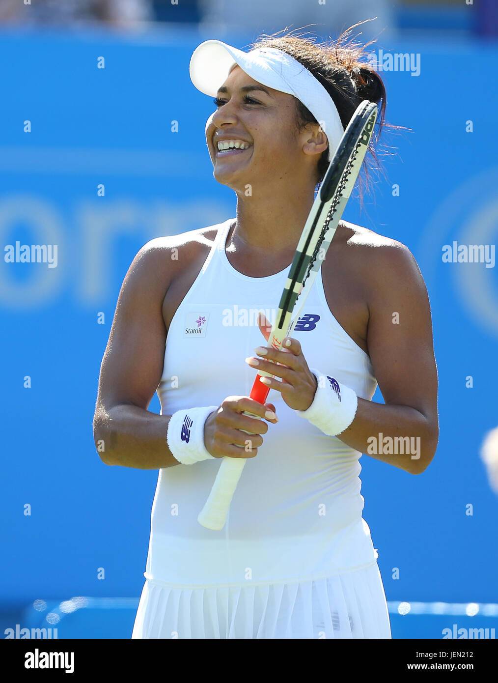 Eastbourne, Regno Unito. Il 26 giugno, 2017. Heather Watson di Gran Bretagna celebrano dopo aver battuto Dominika Cibulkova della Slovacchia durante il giorno due di Aegon International Eastbourne il 26 giugno 2017 a Eastbourne, Inghilterra Credito: Paolo Terry foto/Alamy Live News Foto Stock