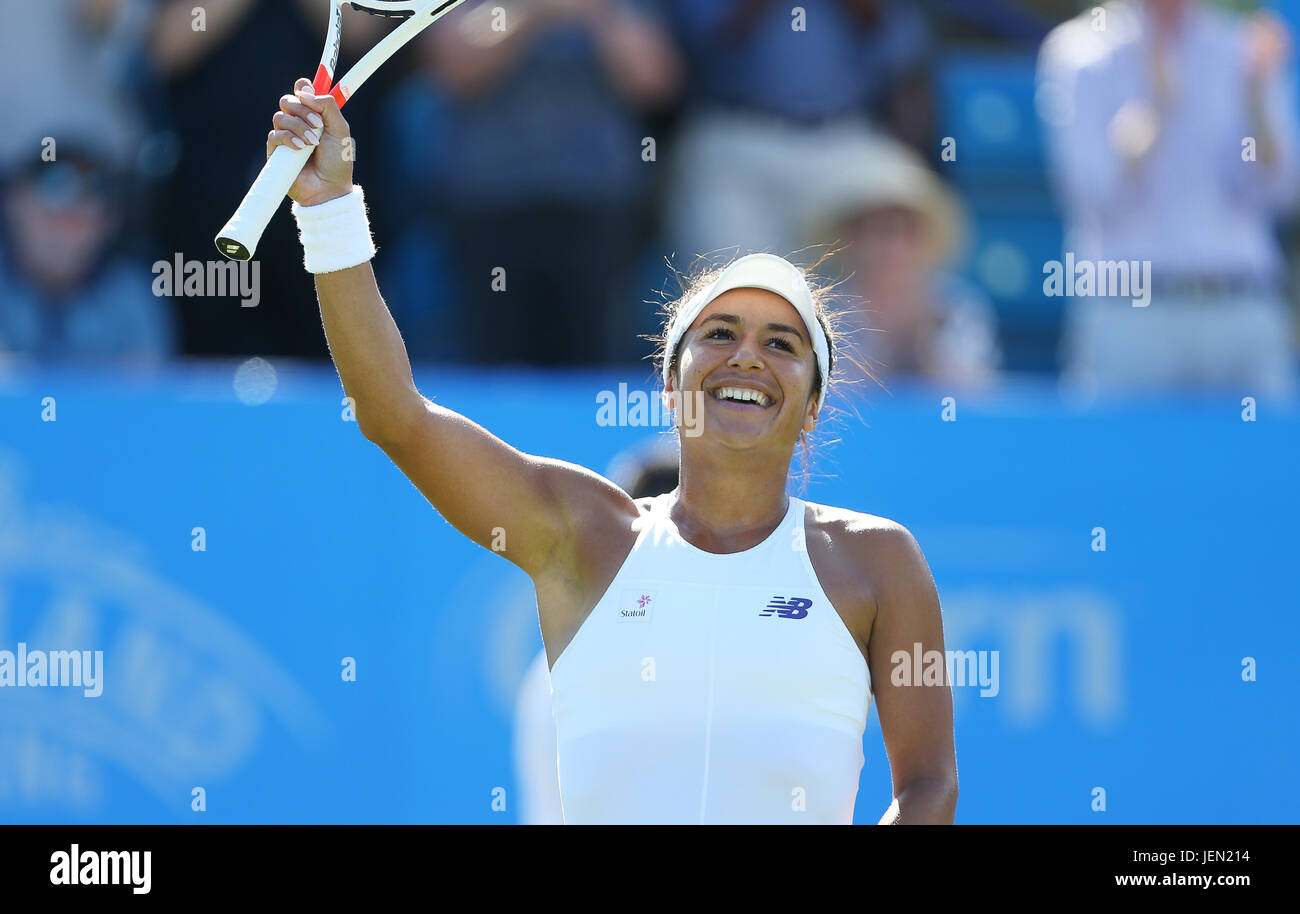 Eastbourne, Regno Unito. Il 26 giugno, 2017. Heather Watson di Gran Bretagna celebrano dopo aver battuto Dominika Cibulkova della Slovacchia durante il giorno due di Aegon International Eastbourne il 26 giugno 2017 a Eastbourne, Inghilterra Credito: Paolo Terry foto/Alamy Live News Foto Stock