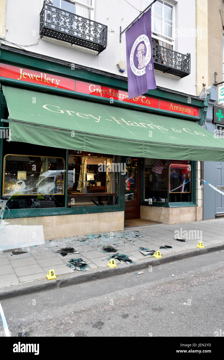 Bristol, Regno Unito. Il 26 giugno, 2017. Persone segnalate vedere uomini armati su motocicli smash le finestre di Gray-Harris e Co gioiellerie e fanno a velocità con gioielli. La Principessa Victoria Street era chiuso mentre team forensic setacciato attraverso il danneggiato gioiellerie. John Woodcock che lavora nelle vicinanze Johnsons pulitori,descritto nel momento in cui un uomo con un'ascia è venuto verso di lui. Il pomeriggio è stato impaccato con gli acquirenti. Credito: Robert Timoney/Alamy Live News Foto Stock
