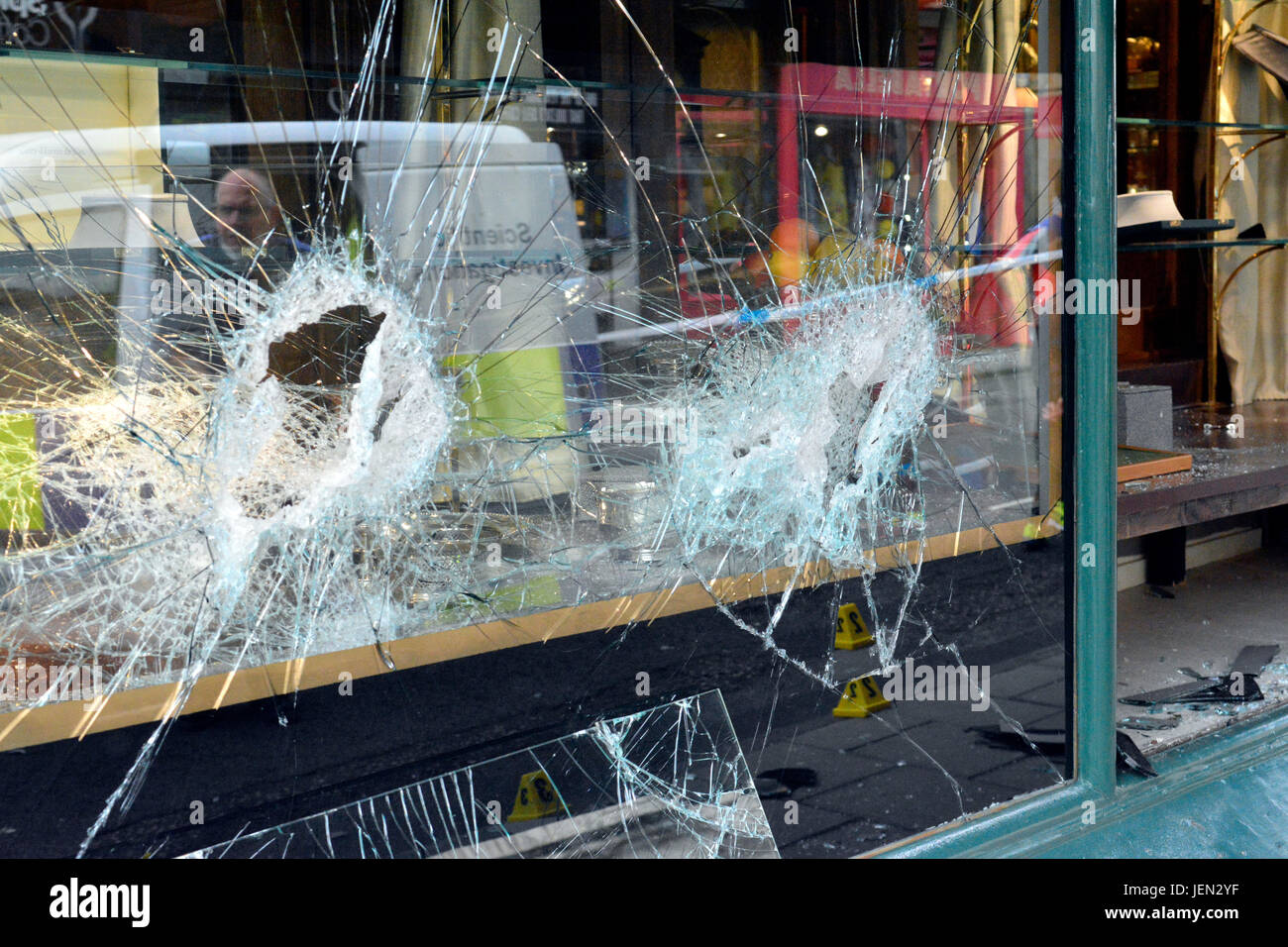 Bristol, Regno Unito. Il 26 giugno, 2017. Persone segnalate vedere uomini armati su motocicli smash le finestre di Gray-Harris e Co gioiellerie e fanno a velocità con gioielli. La Principessa Victoria Street era chiuso mentre team forensic setacciato attraverso il danneggiato gioiellerie. John Woodcock che lavora nelle vicinanze Johnsons pulitori,descritto nel momento in cui un uomo con un'ascia è venuto verso di lui. Il pomeriggio è stato impaccato con gli acquirenti. Credito: Robert Timoney/Alamy Live News Foto Stock