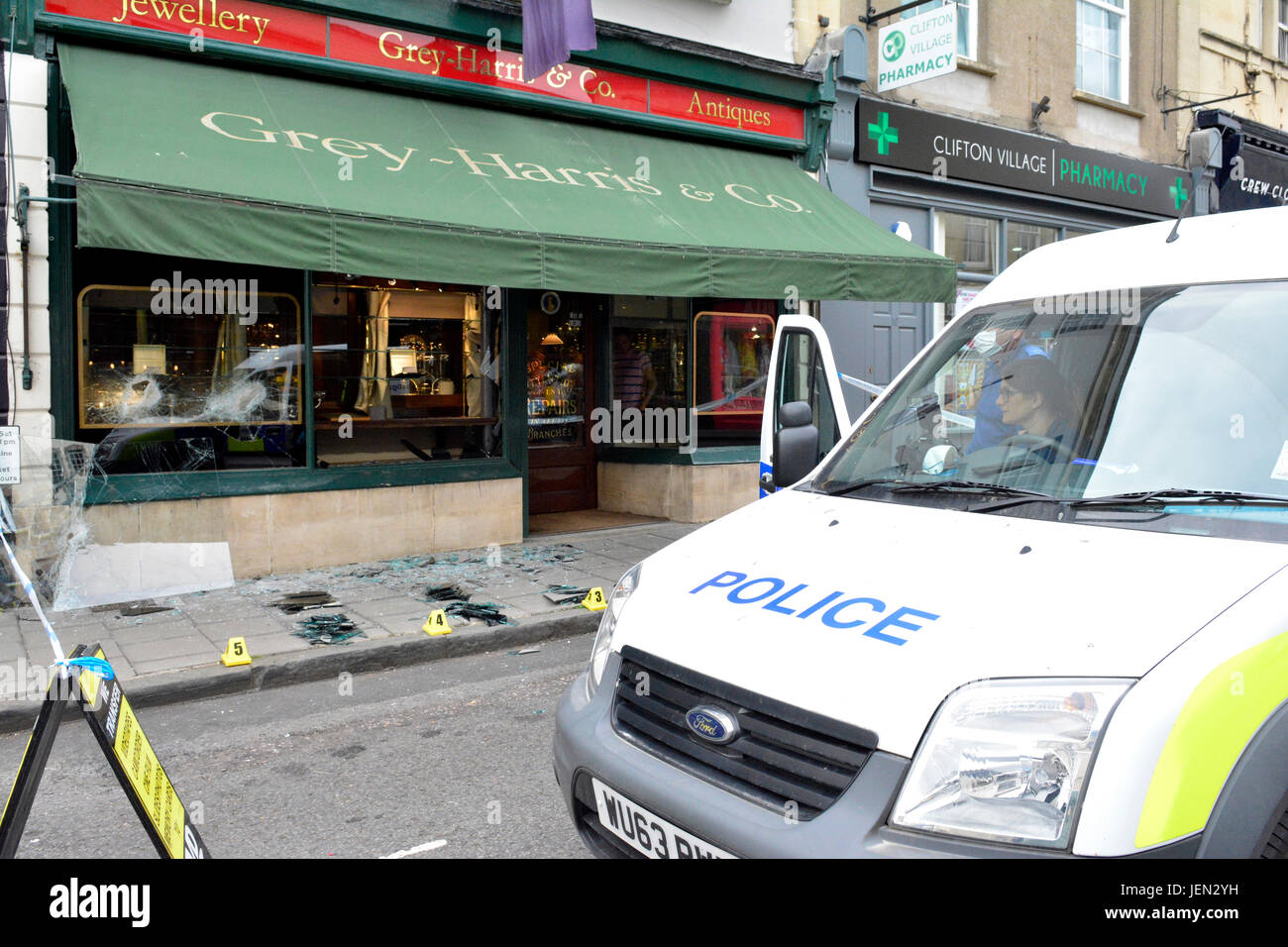Bristol, Regno Unito. Il 26 giugno, 2017. Persone segnalate vedere uomini armati su motocicli smash le finestre di Gray-Harris e Co gioiellerie e fanno a velocità con gioielli. La Principessa Victoria Street era chiuso mentre team forensic setacciato attraverso il danneggiato gioiellerie. John Woodcock che lavora nelle vicinanze Johnsons pulitori,descritto nel momento in cui un uomo con un'ascia è venuto verso di lui. Il pomeriggio è stato impaccato con gli acquirenti. Credito: Robert Timoney/Alamy Live News Foto Stock