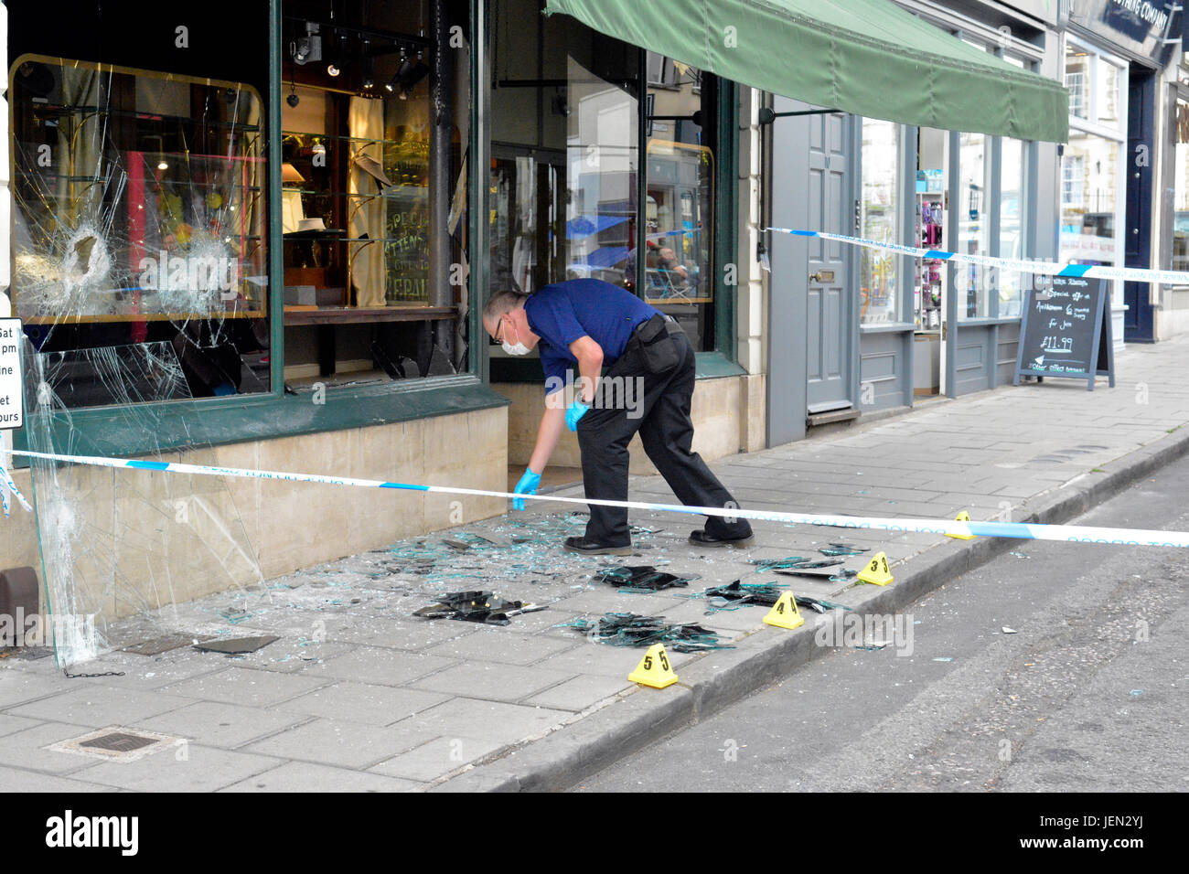 Bristol, Regno Unito. Il 26 giugno, 2017. Persone segnalate vedere uomini armati su motocicli smash le finestre di Gray-Harris e Co gioiellerie e fanno a velocità con gioielli. La Principessa Victoria Street era chiuso mentre team forensic setacciato attraverso il danneggiato gioiellerie. John Woodcock che lavora nelle vicinanze Johnsons pulitori,descritto nel momento in cui un uomo con un'ascia è venuto verso di lui. Il pomeriggio è stato impaccato con gli acquirenti. Credito: Robert Timoney/Alamy Live News Foto Stock