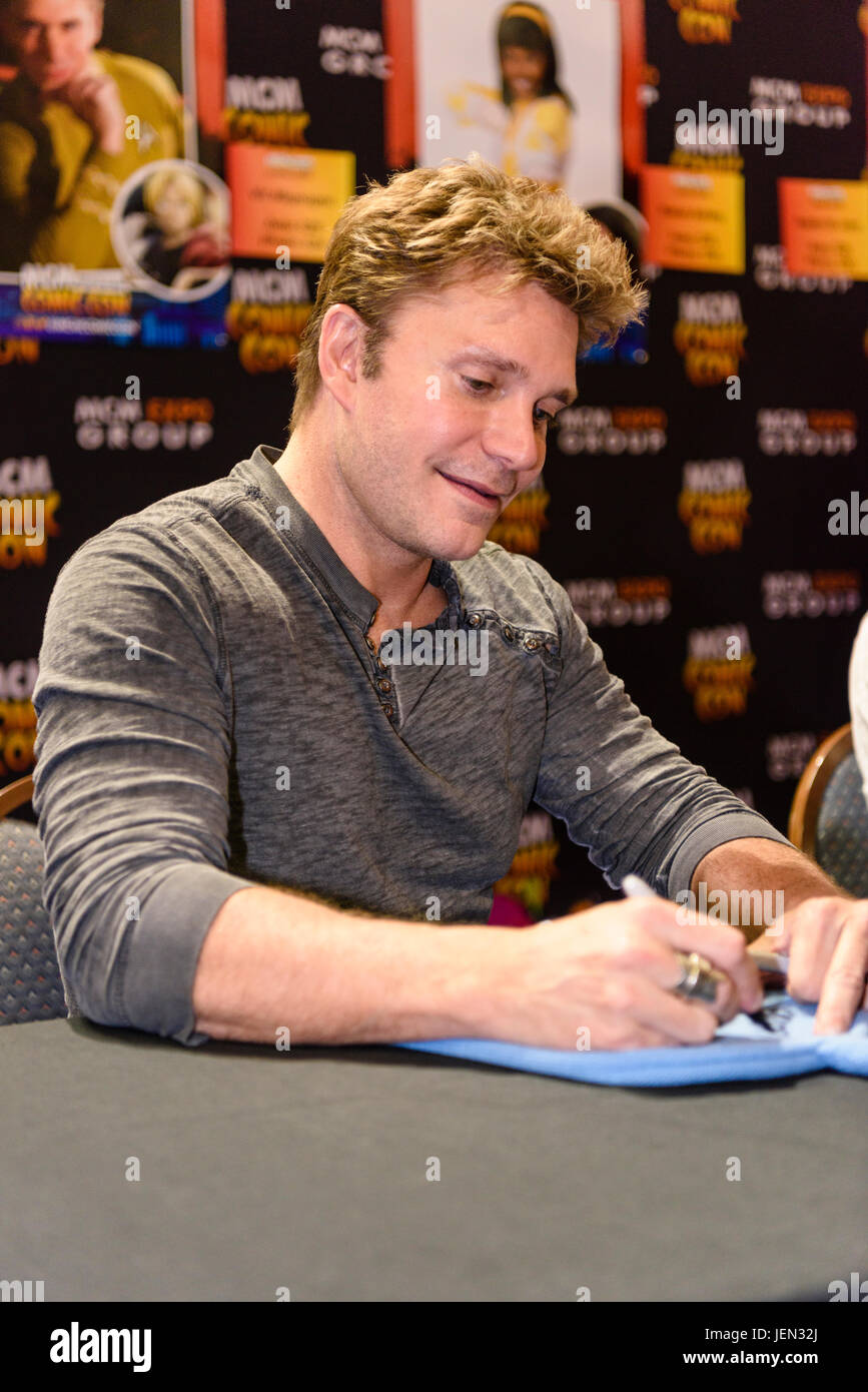 Lisburn, Irlanda del Nord. 25/06/2017 - Vic Mignogna segni autografi al Comicon MCM Foto Stock