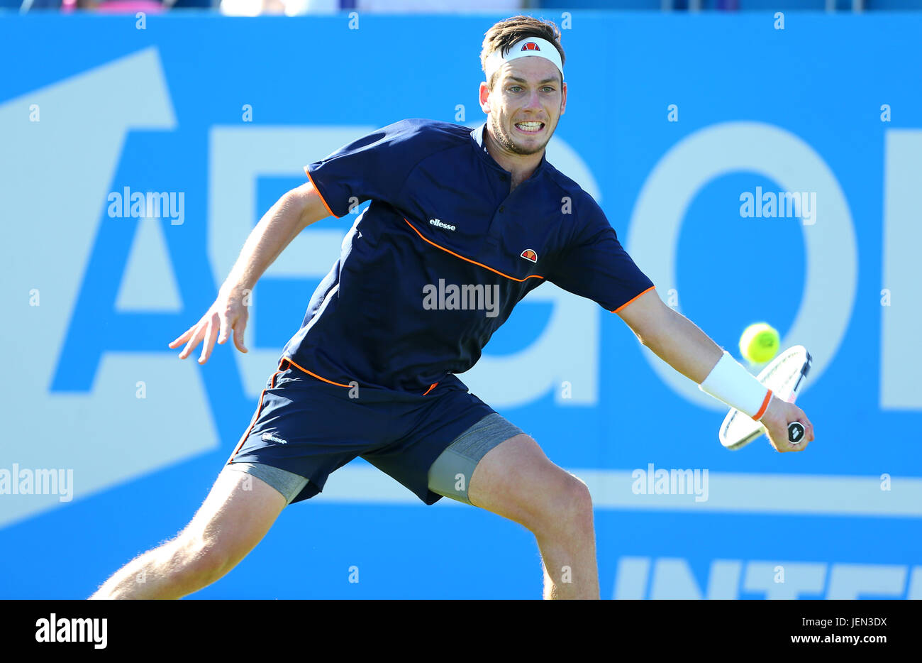 Eastbourne, Regno Unito. Il 26 giugno, 2017. Cameron Norrie di Gran Bretagna in azione contro Horacio Zeballos di Argentina durante il giorno due di Aegon International Eastbourne il 26 giugno 2017 a Eastbourne, Inghilterra Credito: Paolo Terry foto/Alamy Live News Foto Stock