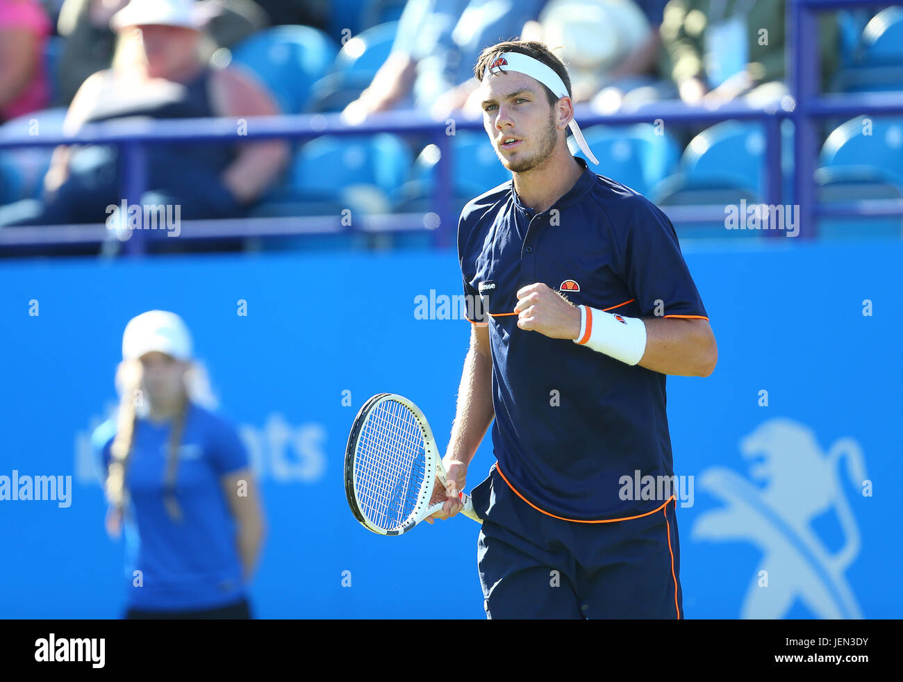 Eastbourne, Regno Unito. Il 26 giugno, 2017. Cameron Norrie di Gran Bretagna in azione contro Horacio Zeballos di Argentina durante il giorno due di Aegon International Eastbourne il 26 giugno 2017 a Eastbourne, Inghilterra Credito: Paolo Terry foto/Alamy Live News Foto Stock