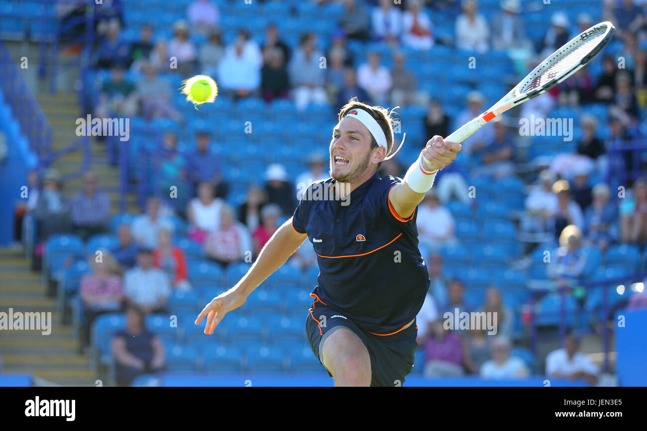 Eastbourne, Regno Unito. Il 26 giugno, 2017. Cameron Norrie di Gran Bretagna in azione contro Horacio Zeballos di Argentina durante il giorno due di Aegon International Eastbourne il 26 giugno 2017 a Eastbourne, Inghilterra Credito: Paolo Terry foto/Alamy Live News Foto Stock