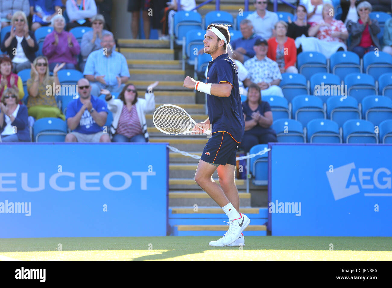 Eastbourne, Regno Unito. Il 26 giugno, 2017. Cameron Norrie di Gran Bretagna celebra dopo aver battuto Horacio Zeballos di Argentina durante il giorno due di Aegon International Eastbourne il 26 giugno 2017 a Eastbourne, Inghilterra Credito: Paolo Terry foto/Alamy Live News Foto Stock