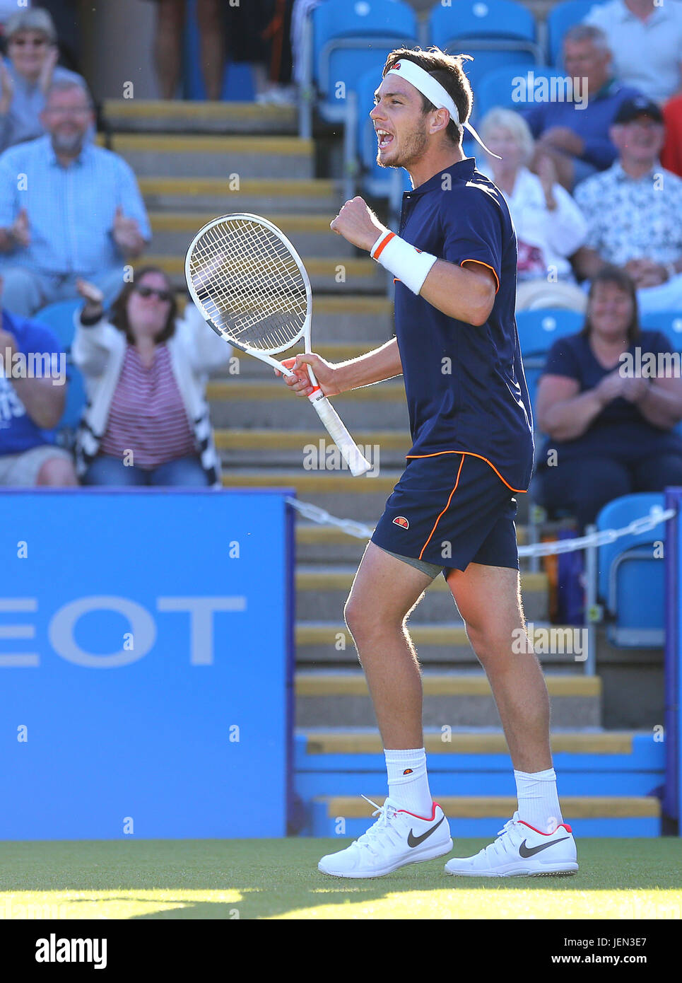 Eastbourne, Regno Unito. Il 26 giugno, 2017. Cameron Norrie di Gran Bretagna celebra dopo aver battuto Horacio Zeballos di Argentina durante il giorno due di Aegon International Eastbourne il 26 giugno 2017 a Eastbourne, Inghilterra Credito: Paolo Terry foto/Alamy Live News Foto Stock