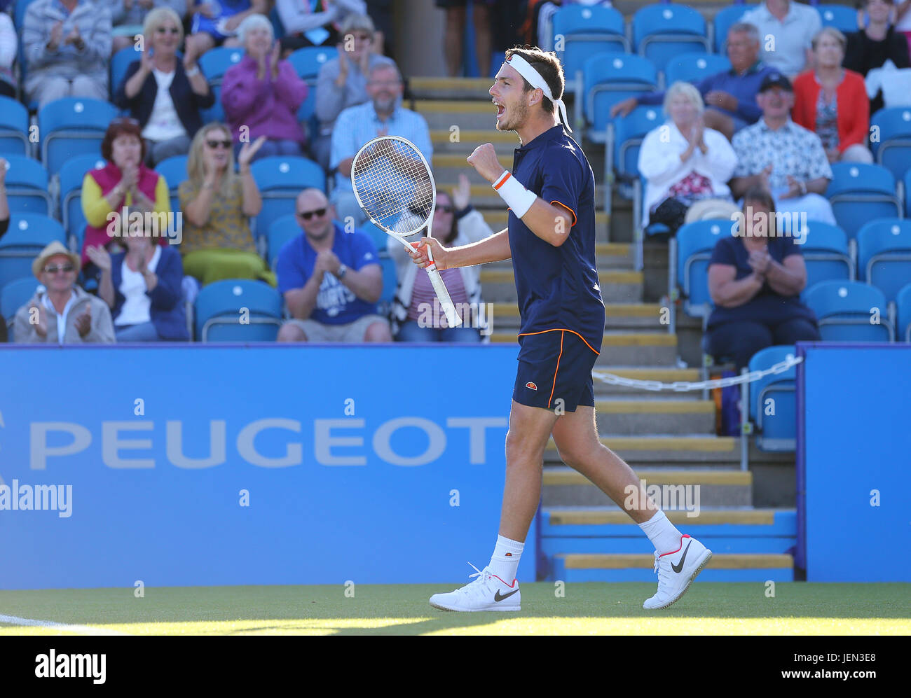 Eastbourne, Regno Unito. Il 26 giugno, 2017. Cameron Norrie di Gran Bretagna celebra dopo aver battuto Horacio Zeballos di Argentina durante il giorno due di Aegon International Eastbourne il 26 giugno 2017 a Eastbourne, Inghilterra Credito: Paolo Terry foto/Alamy Live News Foto Stock