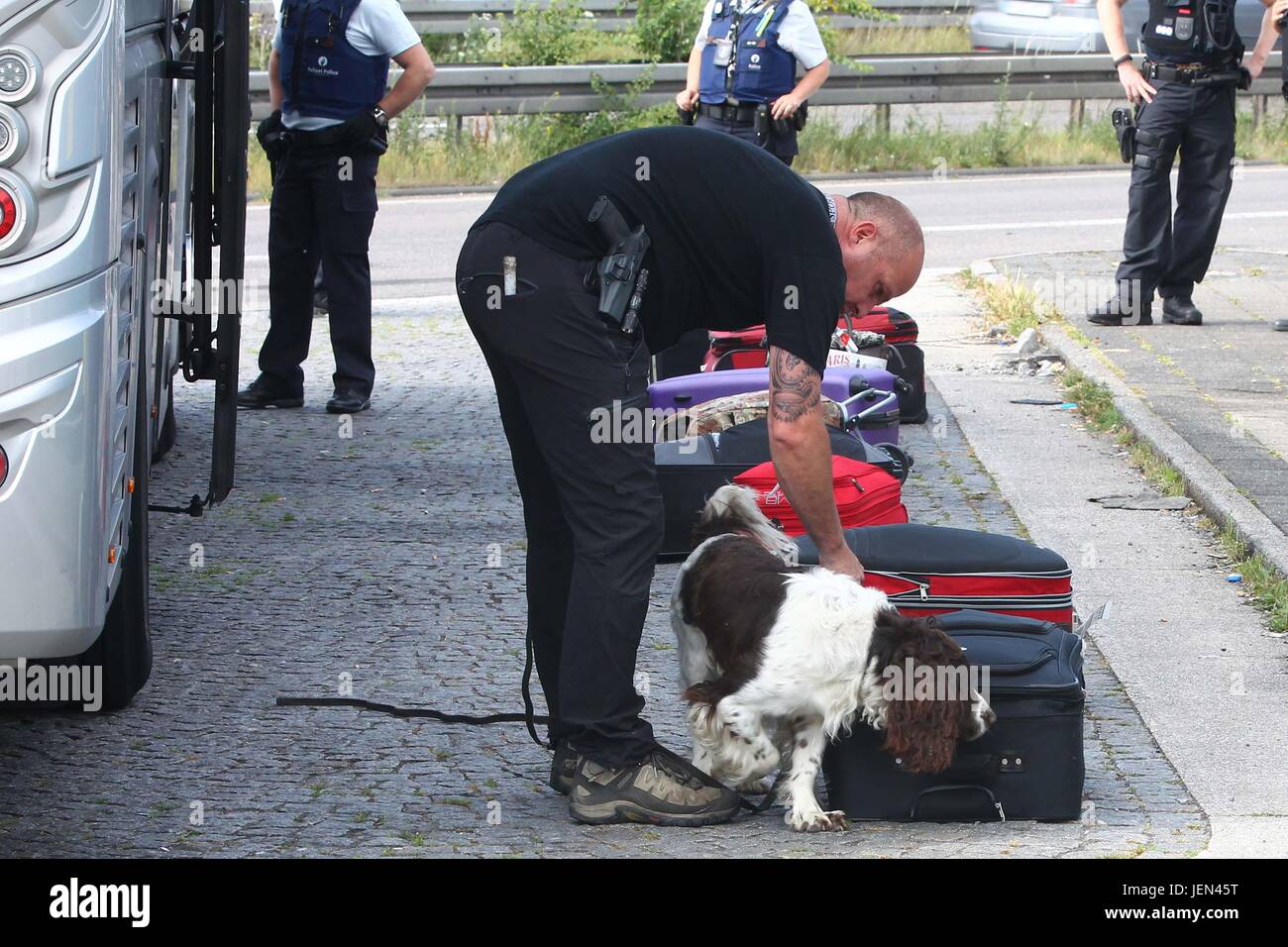 Ufficiali dal belga e tedesca le forze di polizia utilizzano cani poliziotto per effettuare i controlli sui veicoli che attraversano la frontiera tra i due paesi nei pressi di Aquisgrana, Germania, il 26 giugno 2017. I controlli sono effettuati in vista del prossimo vertice del G20 di Amburgo in un tentativo di impedire l'entrata in Germania di persone che ritiene di essere pronto per l'uso di violenza. Foto: Ralf Roeger/dmp premere/dpa Foto Stock