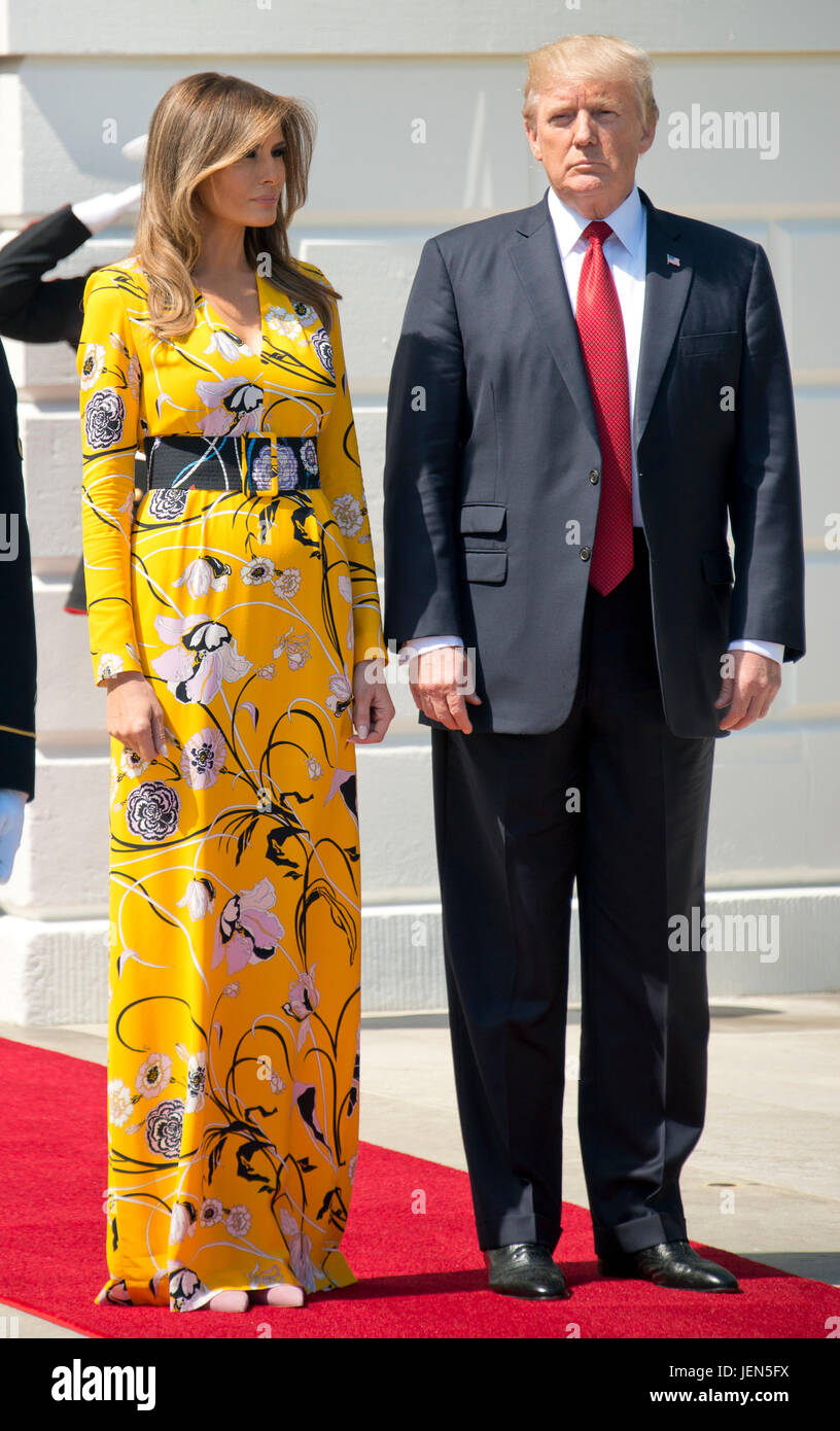 Washington, Stati Uniti d'America. 26 GIU, 2017. Il Presidente degli Stati Uniti, Trump e la first lady Melania Trump attendere per accogliere il Primo Ministro Narendra Modi dell India per la Casa Bianca di Washington, DC il lunedì, 26 giugno 2017. Credito: MediaPunch Inc/Alamy Live News Foto Stock