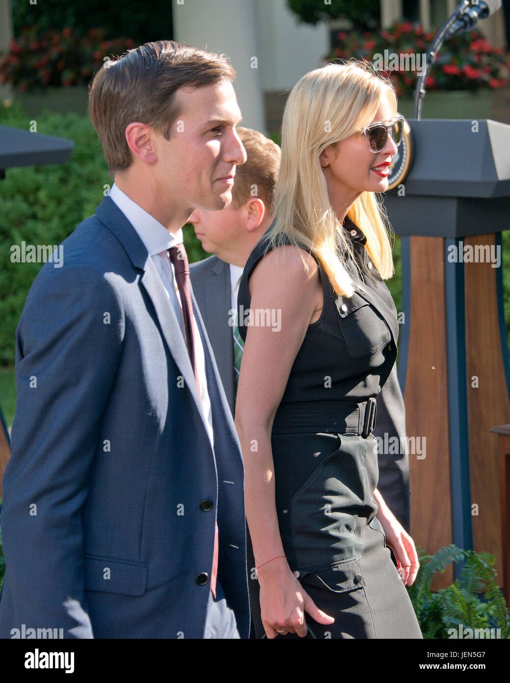 Washington, Stati Uniti d'America. 26 GIU, 2017. Senior Advisor Jared Kushner e assistente del presidente Ivanka Trump partono dopo il Presidente degli Stati Uniti, Trump e il Primo Ministro Narendra Modi di India fornire dichiarazioni congiunte nel Giardino delle Rose della Casa Bianca di Washington, DC il lunedì, 26 giugno 2017. Credito: MediaPunch Inc/Alamy Live News Foto Stock