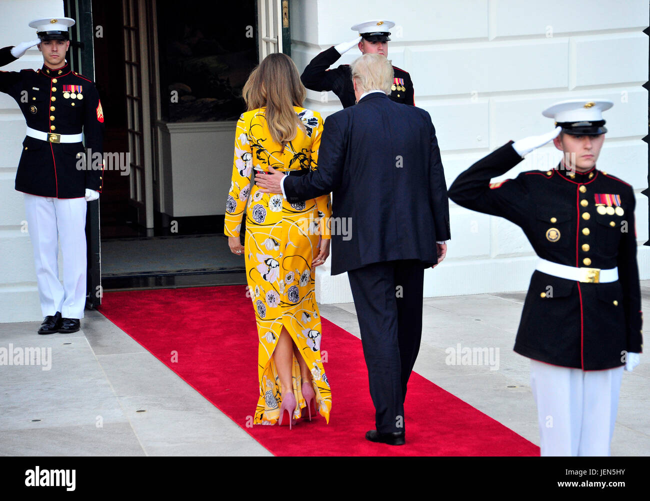 Washington, Stati Uniti d'America. 26 GIU, 2017. Il Presidente degli Stati Uniti, Trump e la first lady Melania Trump tornare alla Casa Bianca dopo la salutare il Primo Ministro Narendra Modi dell India per la Casa Bianca di Washington, DC il lunedì, 26 giugno 2017. Credito: MediaPunch Inc/Alamy Live News Foto Stock