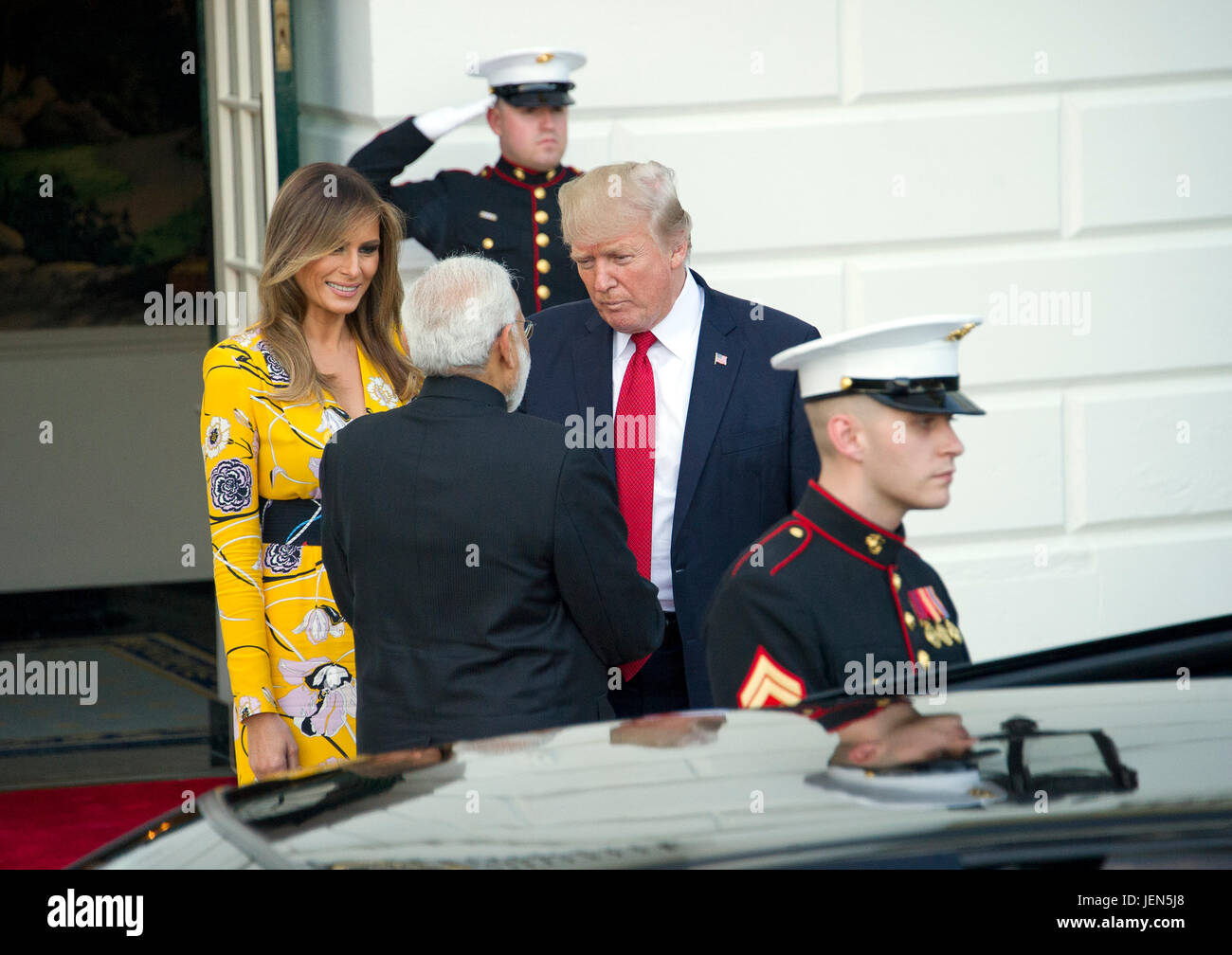 Washington, Stati Uniti d'America. 26 GIU, 2017. Il Presidente degli Stati Uniti, Trump e la first lady Melania Trump addio al Primo Ministro Narendra Modi dell India per la Casa Bianca di Washington, DC il lunedì, 26 giugno 2017. Credito: MediaPunch Inc/Alamy Live News Foto Stock