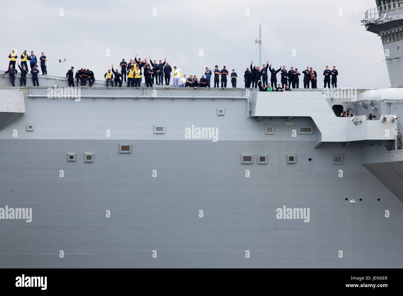 Rosyth, Scozia. Il 26 giugno, 2017. La Royal Navy della nuova portaerei HMS Queen Elizabeth salpare per la prima volta. Credito: Fotografia della Difesa/Alamy Live News Foto Stock
