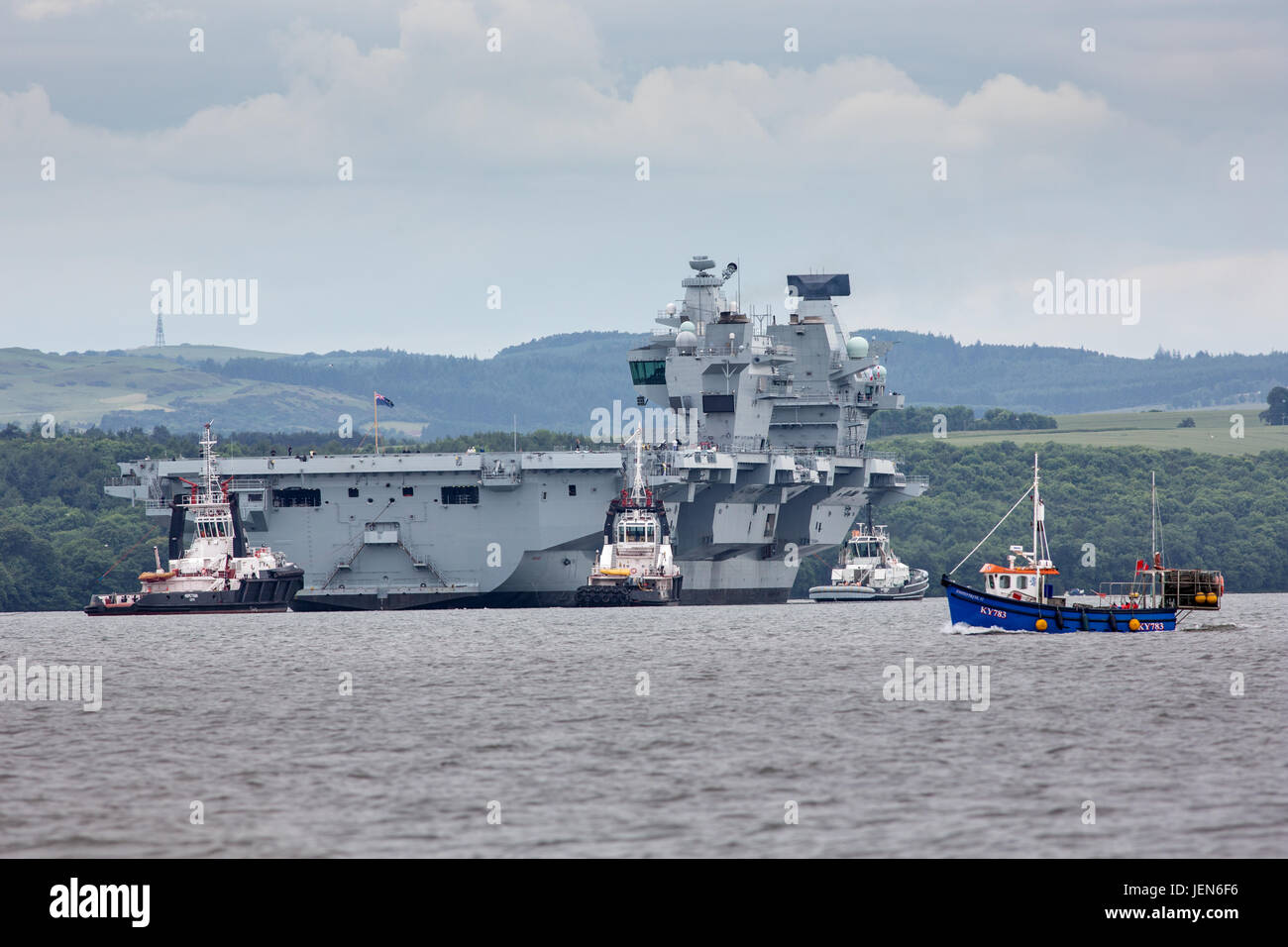 Rosyth, Scozia. Il 26 giugno, 2017. La Royal Navy della nuova portaerei HMS Queen Elizabeth salpare per la prima volta. Credito: Fotografia della Difesa/Alamy Live News Foto Stock