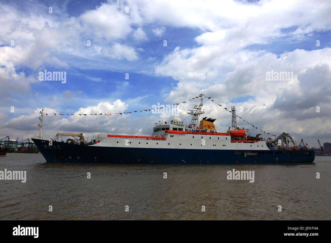 In Guangzhou, la Cina della provincia di Guangdong. Il 26 giugno, 2017. La nave Haiyang-6 lascia un porto di Guangzhou, la capitale della Cina in provincia di Guangdong, 26 giugno 2017. Oceano cinese ricerca scientifica nave Haiyang-6 stabiliti lunedi su un 240-giorno spedizione nell'Oceano Pacifico, con cinque allievi stranieri a bordo. La nave partì da La Cina del sud della provincia di Guangdong, voce per il Pacifico occidentale a condurre in acque profonde indagini geologiche per il cambiamento climatico, biologici e la ricerca ambientale. Credito: Wang Pan/Xinhua/Alamy Live News Foto Stock