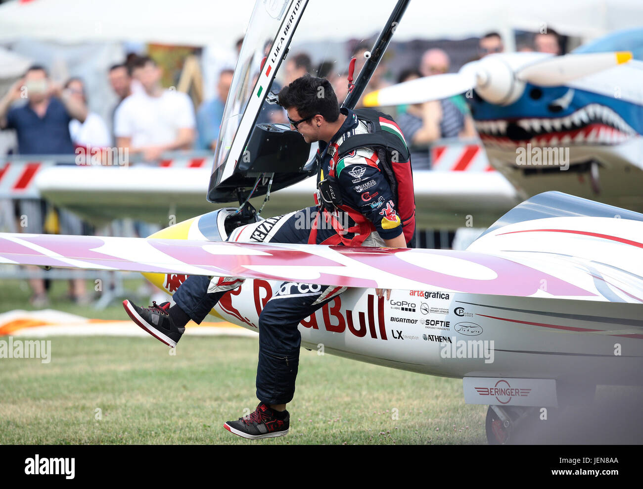 Luca Bertossio (Tricesimo, 24 gennaio 1990) Ã¨ onu aviatore italiano, che pratica la disciplina dell'acrobazia aerea in aliante un livello agonistico venire Azzurro dalla Nazionale Italiana ed un livello professionale venire pilota ufficiale Red Bull e testimonial per l'Europa di orologi Citizen. Svolge attivitÃ acrobatica fissa presso i Centri nazionali di Acrobazia in Aliante di Premariacco (UD) e Torre Alfina (VT),vieni istruttore presso l'International Glider Aerobatic Academy presso Williams,CA (USA) . Ãˆ il primo italiano a conquistare 6 medaglie d'Oro e a causa d'argento della FAI per la discipl Foto Stock