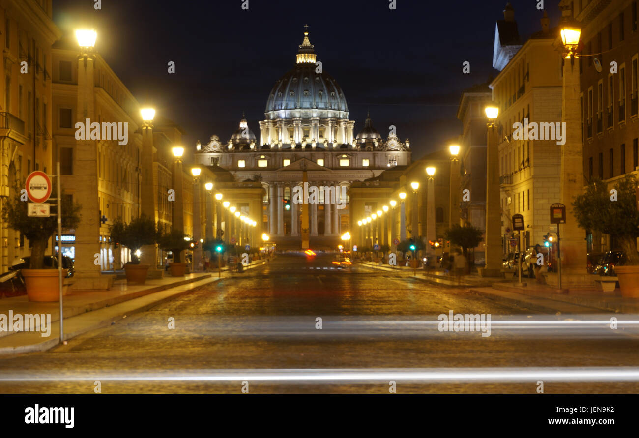 Roma, Italia. 11 Ago, 2013. Vista del illuminata Basilica di San Pietro in Vaticano a Roma, Italia, 11 agosto 2013. La fontana è protetto dalle forze di polizia per impedire il furto di monete buttato in acqua dai turisti. Più di 950.000 euro sono stati raccolti per fini caritativi nel 2010. Foto: Soeren Stache | in tutto il mondo di utilizzo/dpa/Alamy Live News Foto Stock