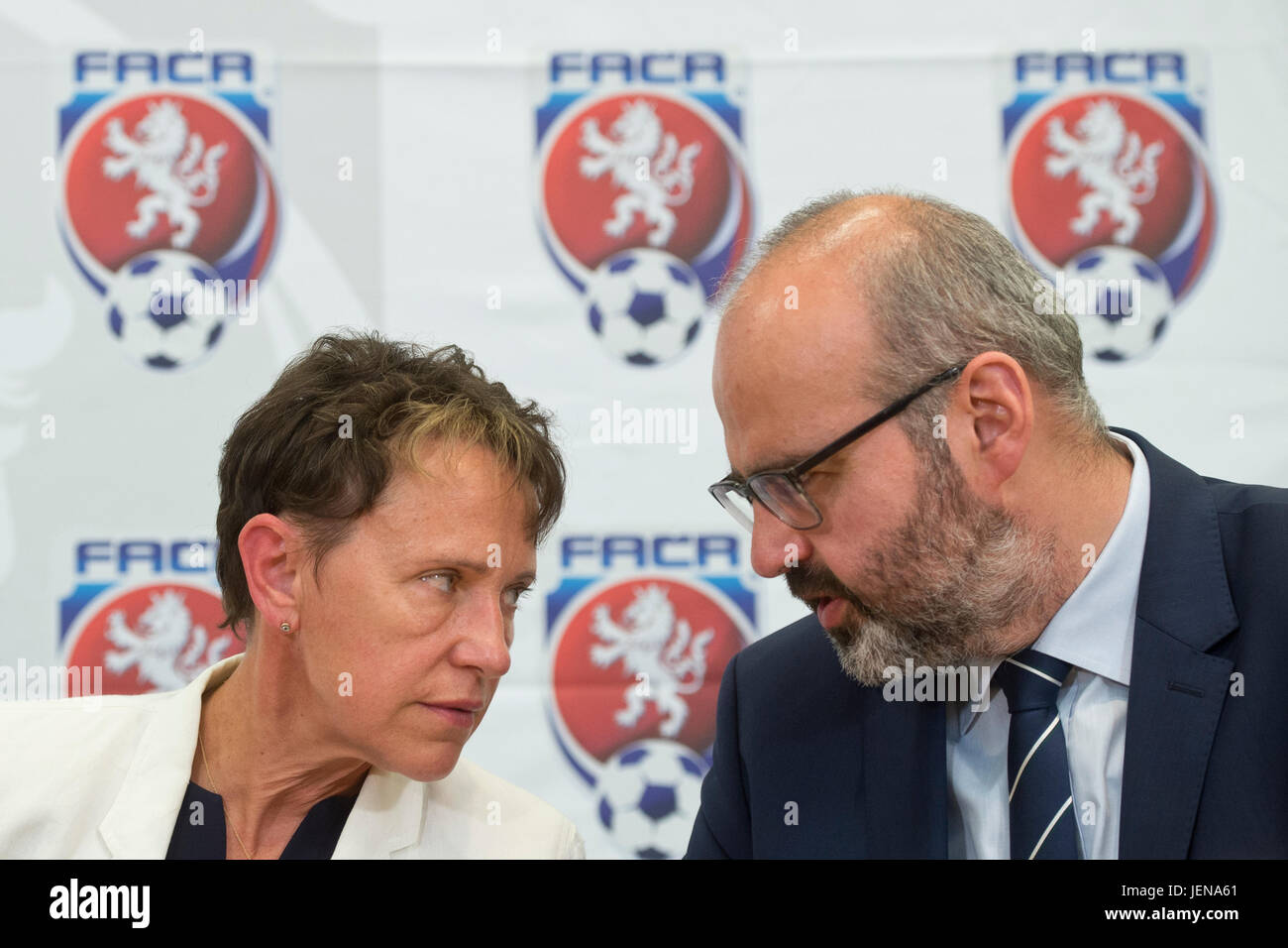 Il vice di UEFA Eva Pasquier (sinistra) e vice della FIFA Nodar Alhalkatsi partecipare alla conferenza stampa all'interno della associazione di calcio della Repubblica ceca per la riunione del comitato a Praga, nella Repubblica ceca il 27 giugno 2017. (CTK foto/Michal Kamaryt) Foto Stock