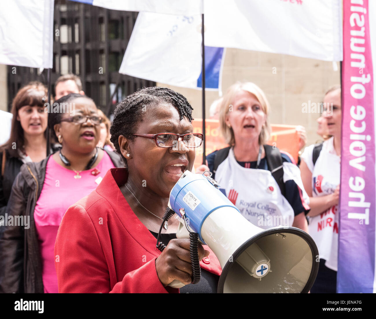 Londra il 27 giugno 2017, il Royal College of Nursing deputati al di fuori del Reparto di Salute, Londra, lanciano una campagna contro il 1% paga il cappuccio con una protesta da parte di frontline infermieri Credito: Ian Davidson/Alamy Live News Foto Stock