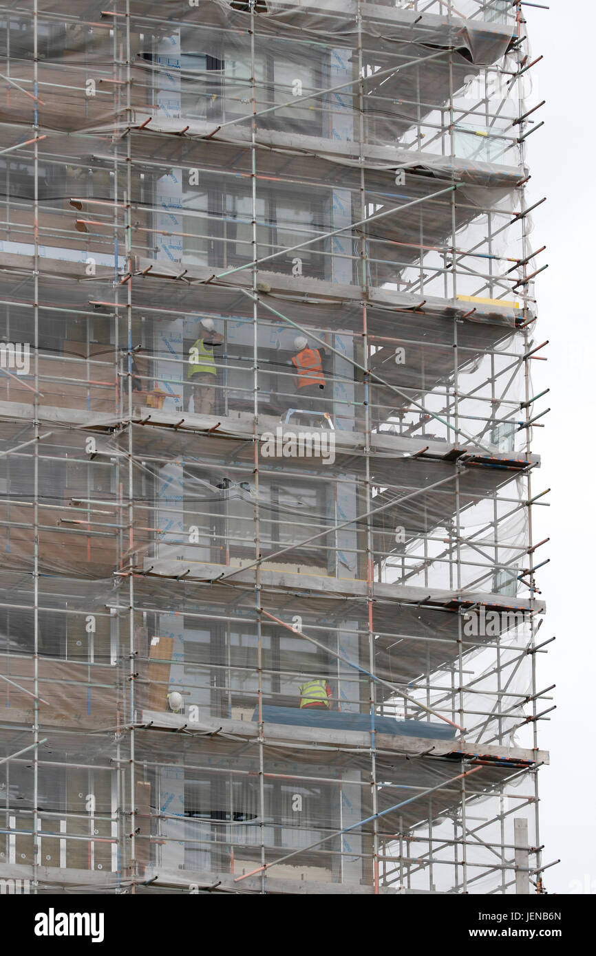 Swansea, Regno Unito. Il 27 giugno, 2017. Il nuovo lavoro di rivestimento continua a corte Clyne, Sketty, Swansea. Swansea consiglio ha deciso di avviare il test su sette di undici blocchi a torre. Credito: Gareth Llewelyn/Alamy Live News. Foto Stock