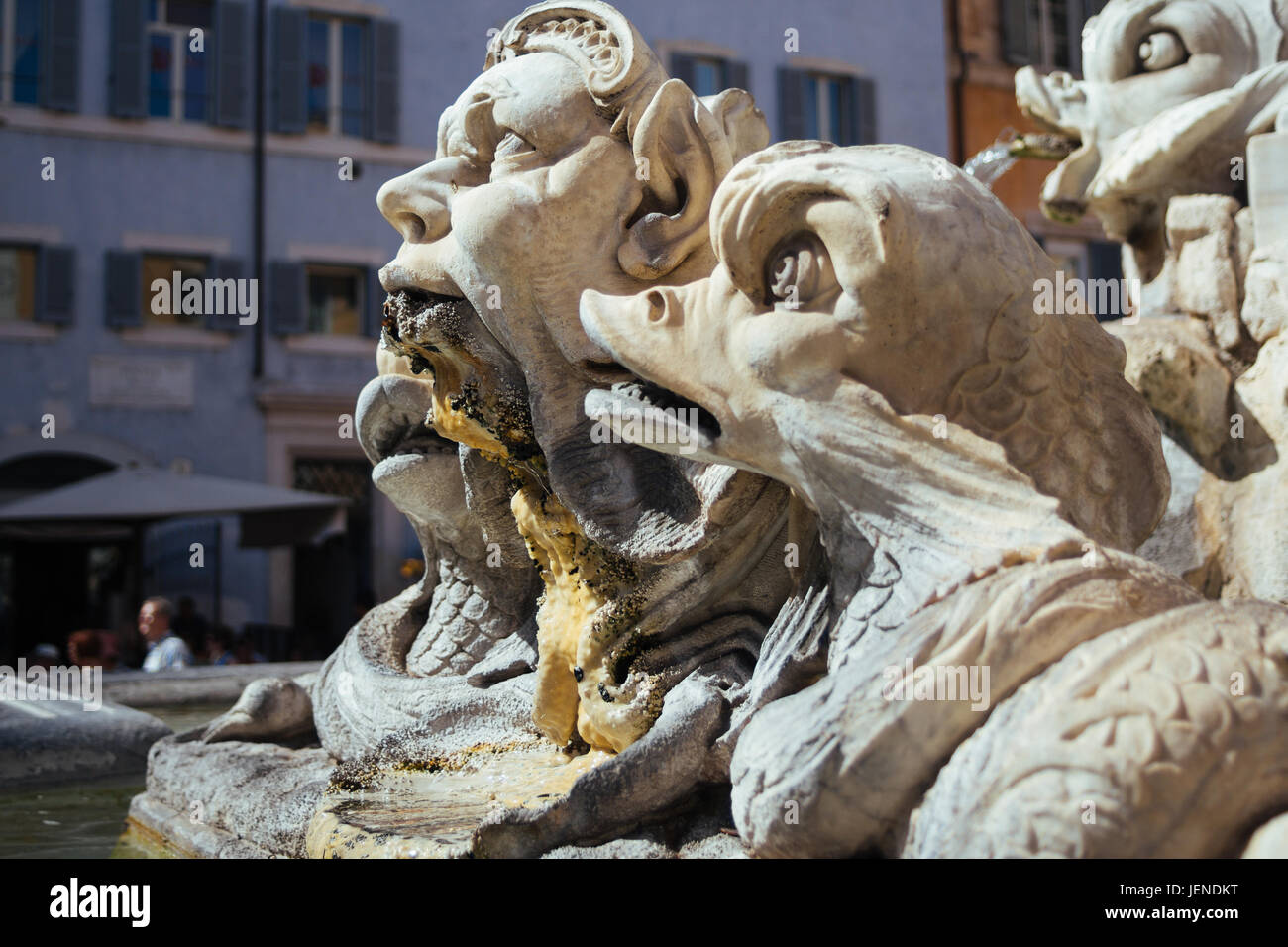 La fontana della Fontana del Pantheon di Roma, Italia, primo piano delle sculture. Foto Stock