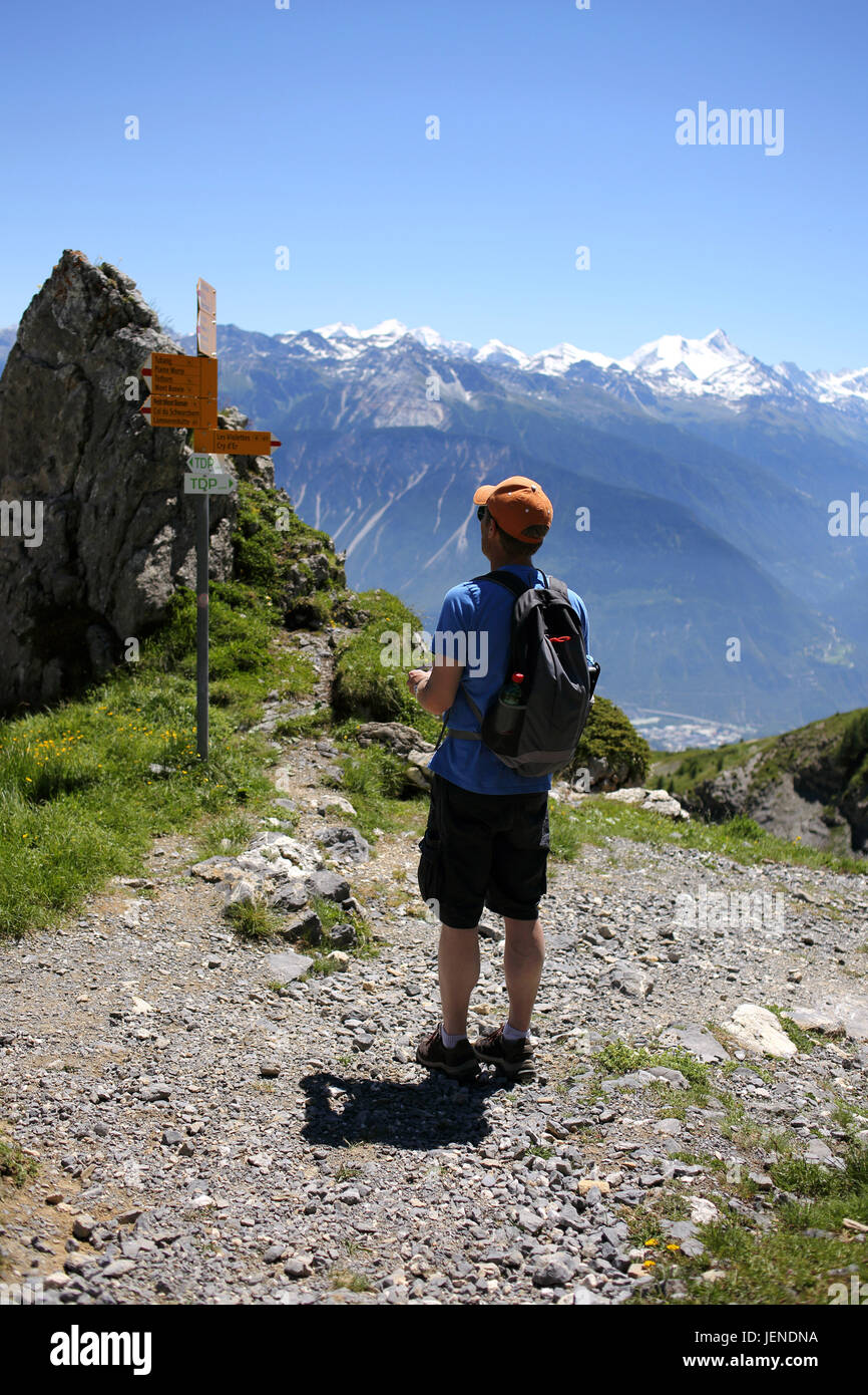 Escursionista in piedi sul sentiero in montagna, Svizzera Foto Stock