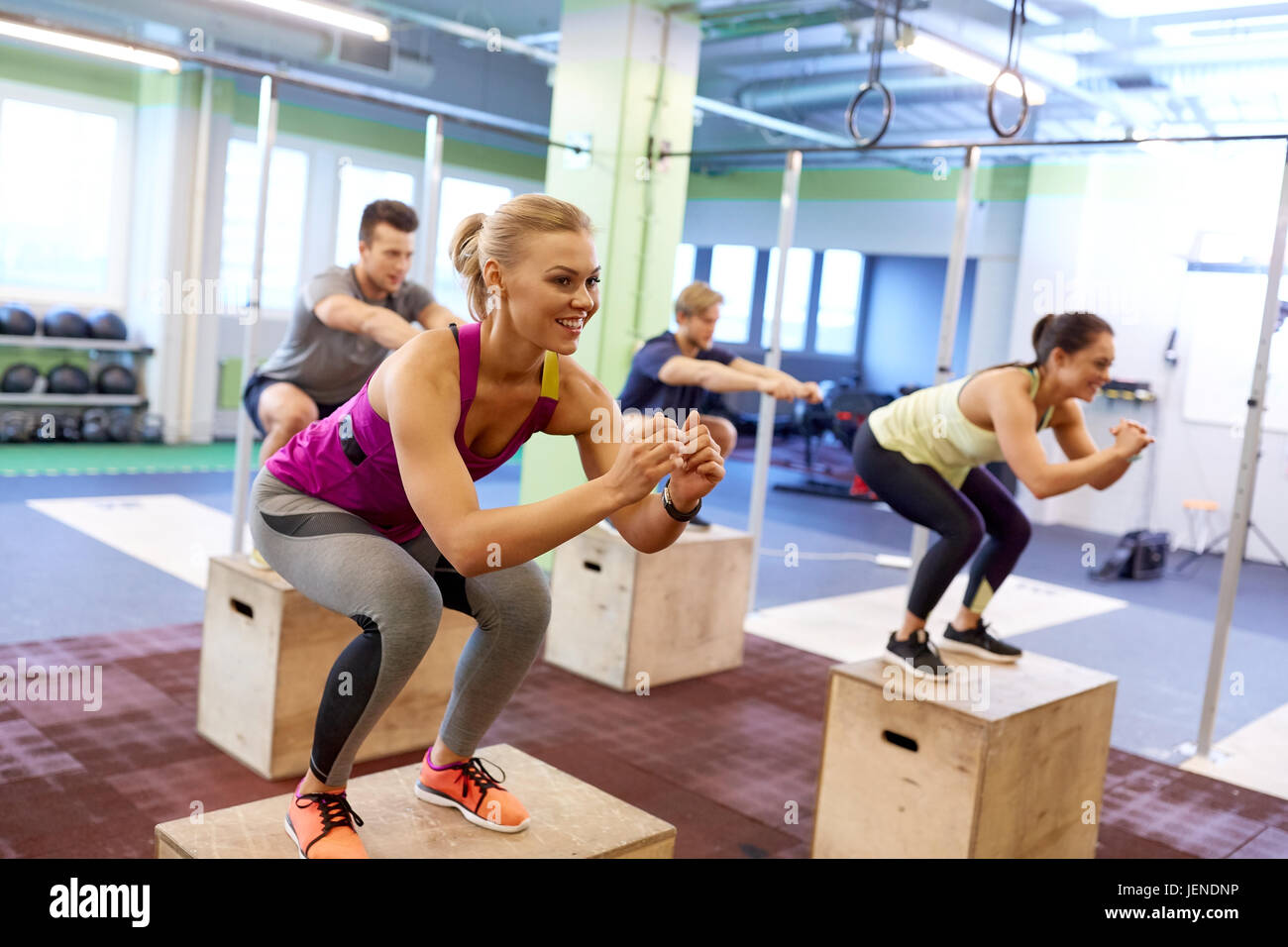 Gruppo di persone facendo salti di scatola di esercizio in palestra Foto Stock